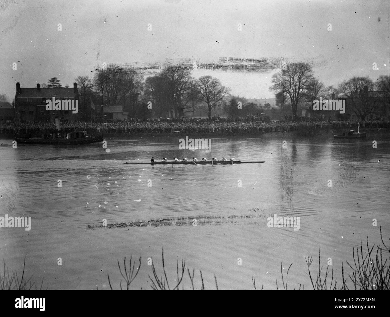 Tausende von Zuschauern bei starkem Regen sahen, wie Cambridge heute Abend einen leichten Sieg über Oxford beim Varsity-Boot-Rennen von Putney nach Mortlake erzielte. 10 Längen gewinnen. Zeit 23 Minuten eine Sekunde. 29. März 1947 Stockfoto