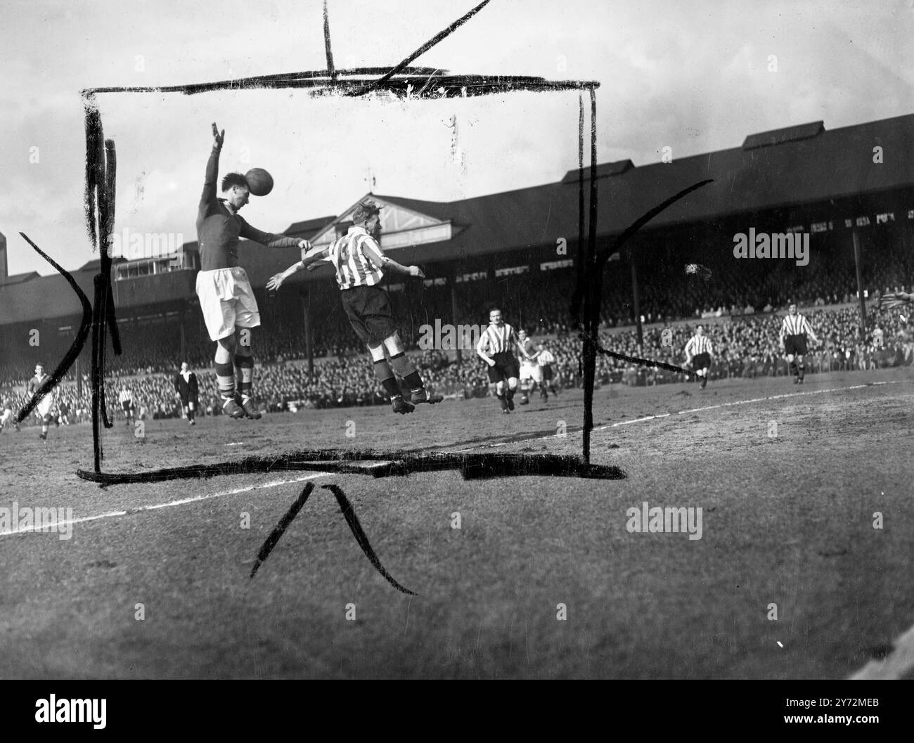 Chelsea spielte heute zu Hause bei Sunderland auf dem Stamford Bridge Football Grounds. Das Bild zeigt: T. Lawton, Chelsea Mittelstürmer, führt den Ball ins Netz, um Chelsea am Nachmittag das 2. Tor auf der Stamford Bridge zu erzielen. 22. März 1947 Stockfoto