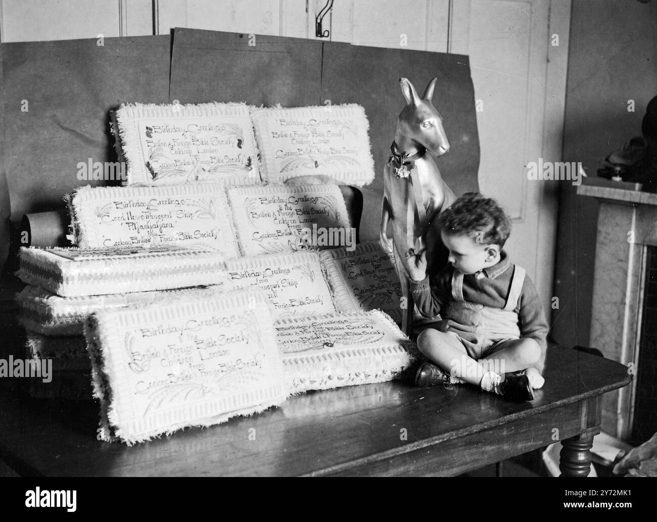12 Kuchen mit einem Gewicht von insgesamt 360 Pfund werden das Zentrum der Attraktion für die 1000 Kinder der Sonntagsschule bei der 143. Geburtstagsparty der British and Foreign Bible Society am 22. März in der Guildhall, London, sein. Es ist der Brauch der Gesellschaft, jedes Jahr 1 Pfund Gewicht zu ihren Geburtstagskuchen hinzuzufügen Beste Freunde in Australien haben das „Alter“ der Gesellschaft mehr als verdoppelt, indem sie dieses Geschenk beibrachten, für das eine besondere Erlaubnis eingeholt werden musste, bevor es ins Land gebracht werden konnte. 19. März 1947 Stockfoto 12 Kuchen mit einem Gewicht von insgesamt 360 Pfund werden das Zentrum der Attraktion für die 1000 Kinder der Sonntagsschule bei der 143. Geburtstagsparty der British and Foreign Bible Society am 22. März in der Guildhall, London, sein. Es ist der Brauch der Gesellschaft, jedes Jahr 1 Pfund Gewicht zu ihren Geburtstagskuchen hinzuzufügen Beste Freunde in Australien haben das „Alter“ der Gesellschaft mehr als verdoppelt, indem sie dieses Geschenk beibrachten, für das eine besondere Erlaubnis eingeholt werden musste, bevor es ins Land gebracht werden konnte. 19. März 1947 Stockfoto