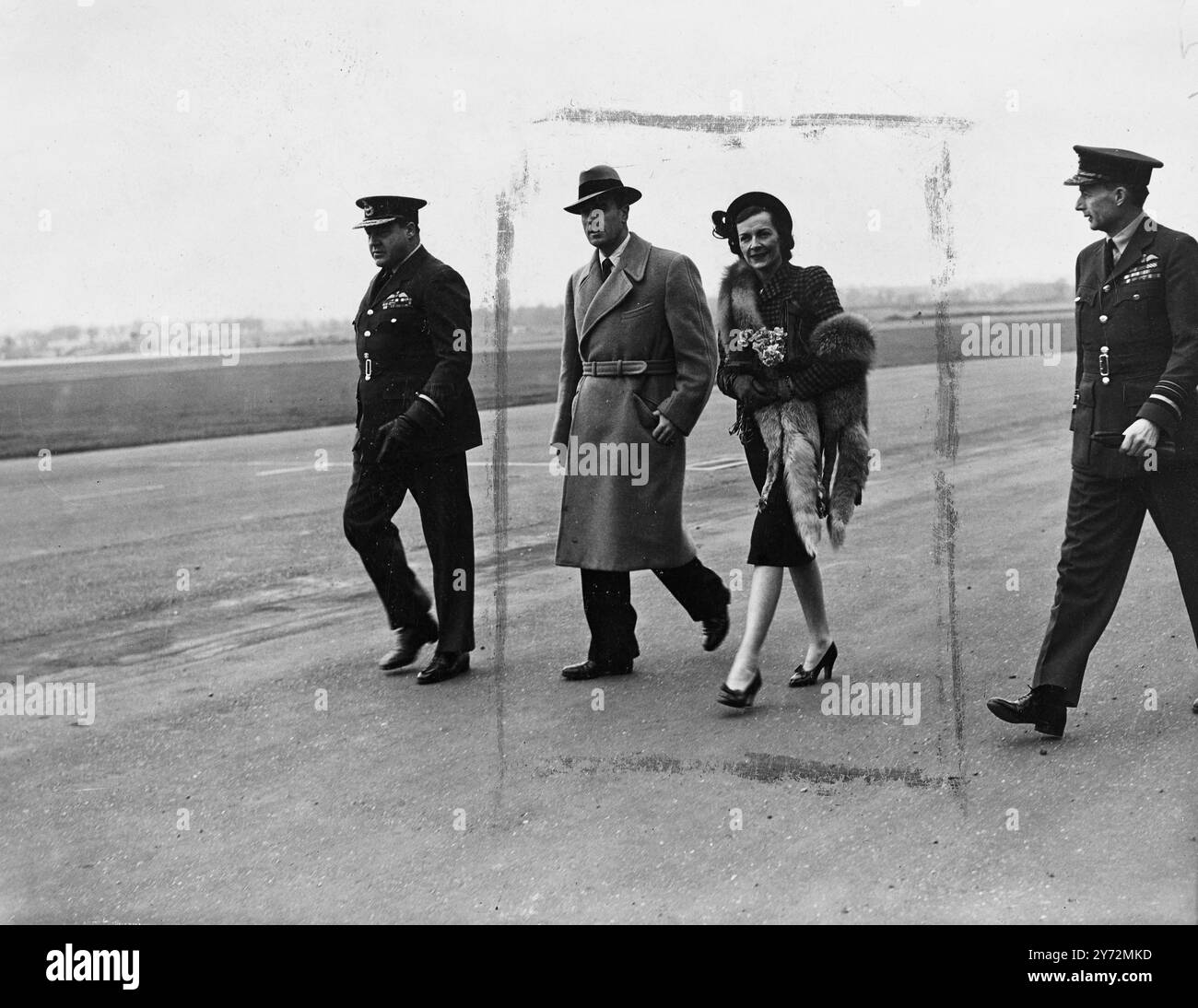 Viscount Mountbatten von Birma, der designierte Vizekönig, und Viscountess Mountbatten verließen Northolt heute Morgen auf dem Weg nach Indien, wo der Viscount seine Ernennung nacheinander zu Lord Wavell annimmt. 19. März 1947 Stockfoto