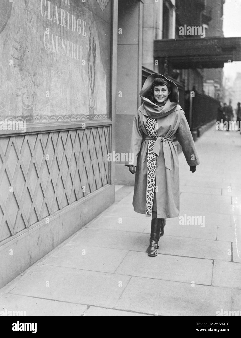 Filmstar Paulette Goddard, sieht sehr charmant aus in einer mit Leoparden gefütterten Kapuzenjacke und Cowboystiefeln. Sie macht sich von ihrem Londoner Hotel auf den Weg, um sich die Stadt anzusehen. Sie ist gerade aus Hollywood gekommen, um ihren ersten britischen Film „ein idealer Ehemann“ zu drehen. 15. März 1947 Stockfoto