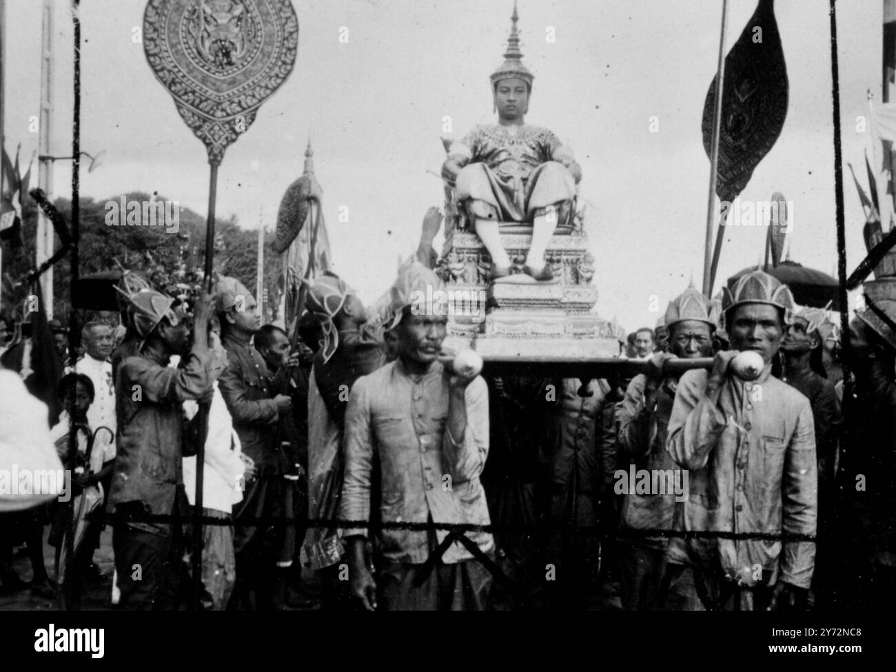 Gott der faulen Menschen, hat seine Probleme. - Gott, König Norodom, reitet im Staat aus. Der König von Kambodscha trägt auf diesem Bild seine Sedan-Stuhlkrone. Er hat drei zu arbeiten, wenn er Elefanten reitet, einen für seinen Thron und diesen. Obwohl er an alte Traditionen und Bräuche gebunden ist und von vielen seiner Leute als Gott verehrt wird, ist König norodom ein unaufgeklärter junger Mann, der die Position eines konstitutionellen Monarchen akzeptiert und sich den modernen Problemen seines Landes stellt. Stockfoto