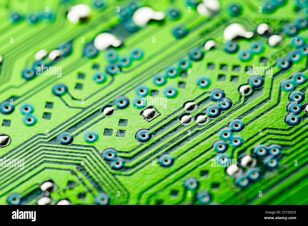 Grüne elektronische Leiterplattenschaltung, Mikrochip-CPU und -Komponente, selektiver Fokus Stockfoto