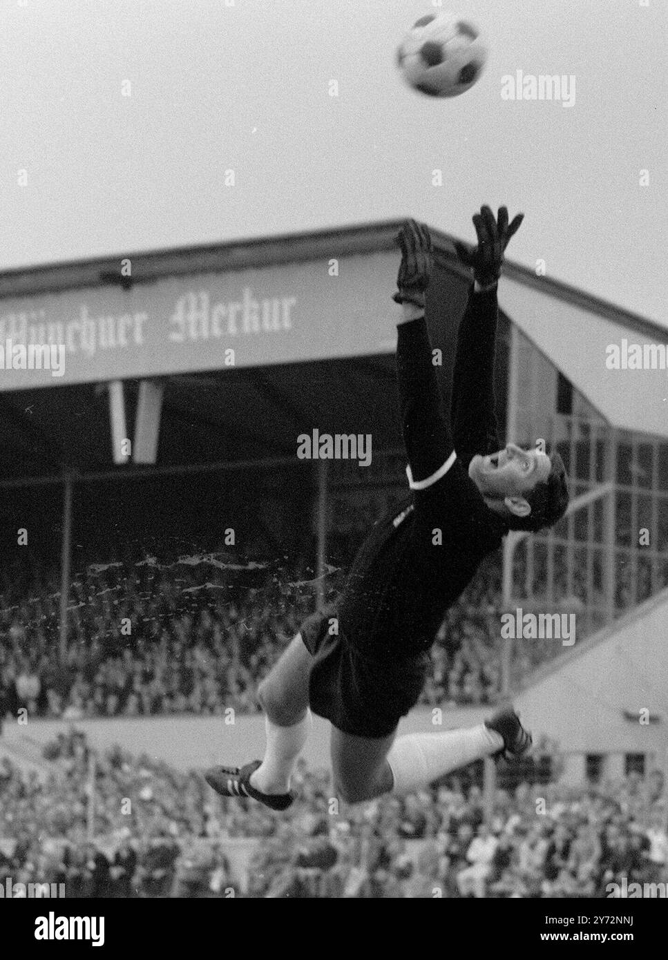 ARCHIVFOTO: Petar RADENKOVIC wird am 1. Oktober 2024 90 Jahre alt, Petar RADENKOVIC, Fußballtorhüter, TSV München 1860, defensiver Action im Spiel gegen den FC Bayern München mit 3:2. ? Stockfoto