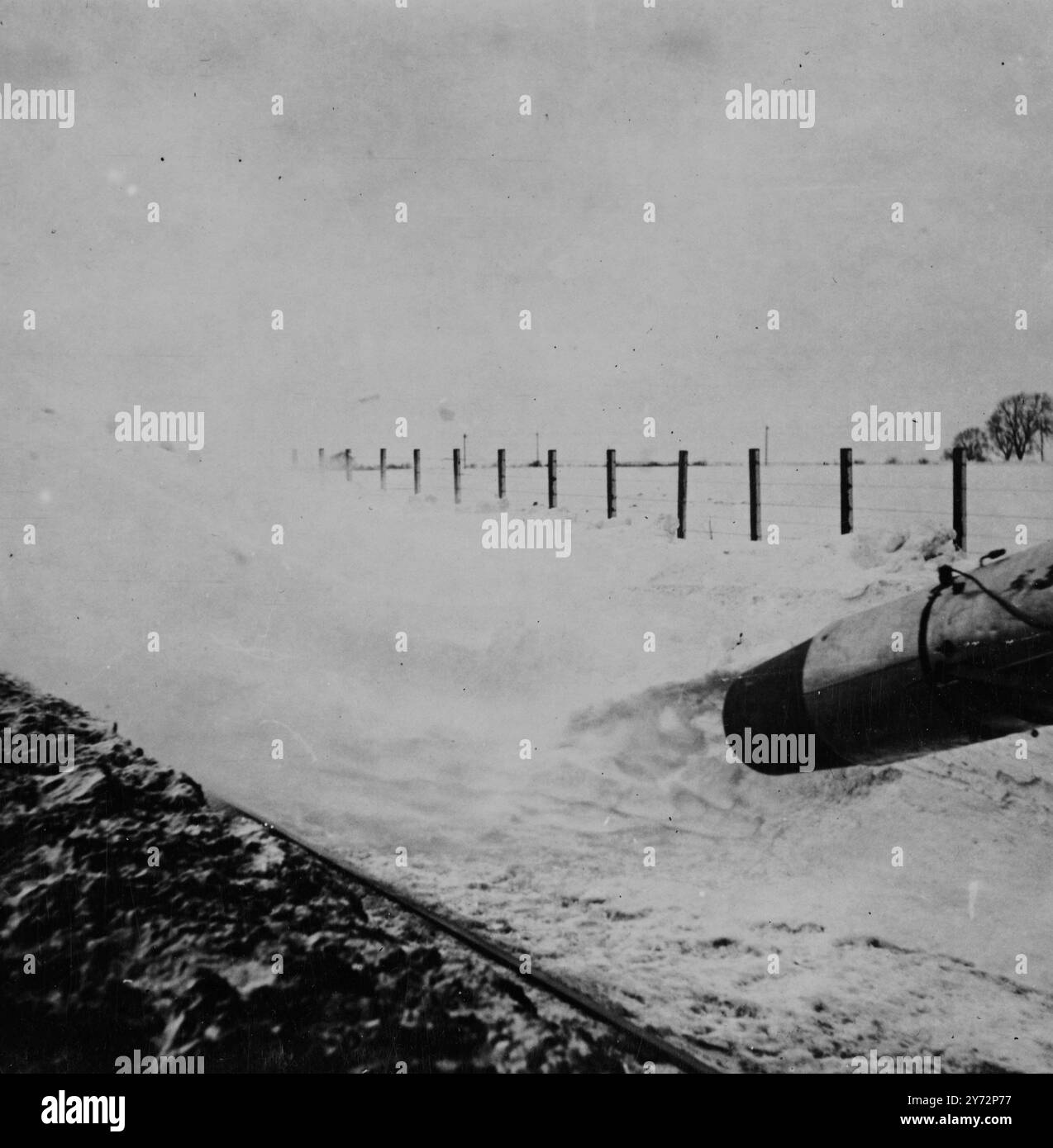 Jet-Motoren schlagen den Schnee. Tiefschneedrift hält Zug wie Lasten Eisenerz auf einer LNER-Nebenbahn nahe Grantham, Verbindungen wurden gestern durch die neuartige Einführung von zwei Turbojet-Flugzeugtriebwerken, die nebeneinander auf einer niedrigen Bahnstrecke montiert waren, acht schnell durch diesen Zug mit hohem Schnee. Das Experiment wurde von der National Gas Turbine Establishment of Supplys in Whetstone bei Leicester vorgeschlagen und erwies sich als so erfolgreich, dass weitere Versuche auf andere unpassierbare Strecken ausgedehnt werden können. Das Foto zeigt, dass der Turbojet-Schneepflug auf der LNER-Linie bei G in Aktion ist Stockfoto