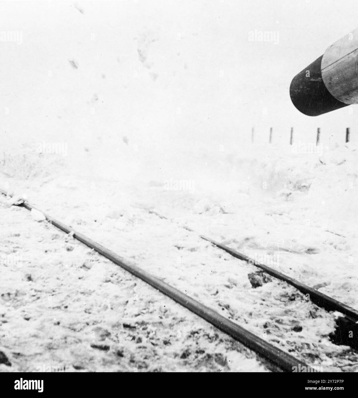 Jet-Motoren schlagen den Schnee. Tiefschneedrift hält Zug wie Lasten Eisenerz auf einer LNER-Nebenbahn nahe Grantham, Verbindungen wurden gestern durch die neuartige Einführung von zwei Turbojet-Flugzeugtriebwerken, die nebeneinander auf einer niedrigen Bahnstrecke montiert waren, acht schnell durch diesen Zug mit hohem Schnee. Das Experiment wurde von der National Gas Turbine Establishment of Supplys in Whetstone bei Leicester vorgeschlagen und erwies sich als so erfolgreich, dass weitere Versuche auf andere unpassierbare Strecken ausgedehnt werden können. Das Foto zeigt, dass der Turbojet-Schneepflug auf der LNER-Linie bei G in Aktion ist Stockfoto