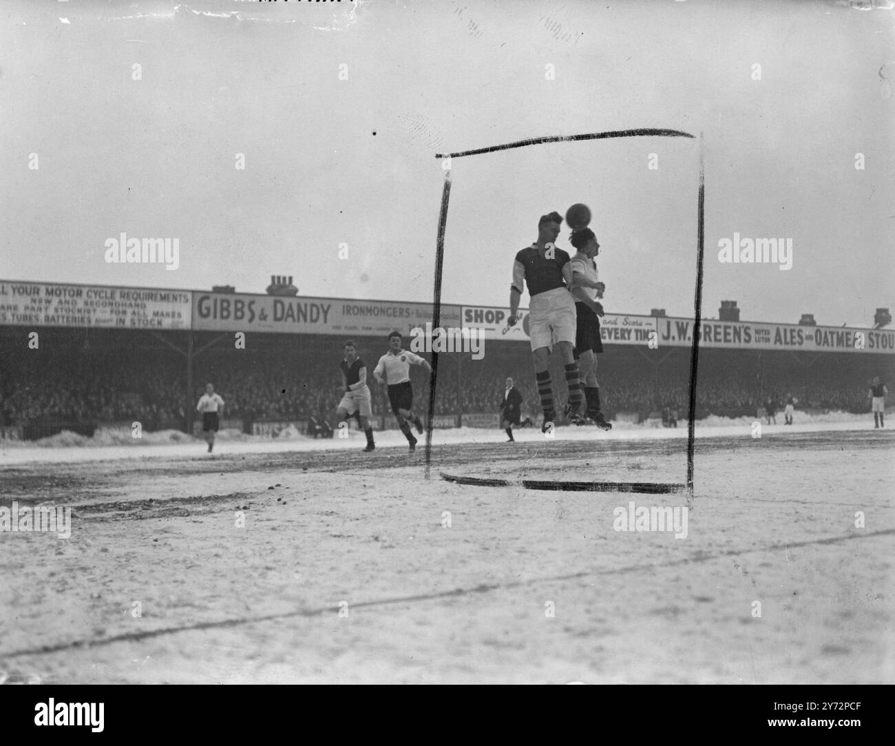 Luton gegen Burnley. Luton Town traf Burnley in der Kenilworth Road (Luton) heute, Samstag, in der fünften Runde des FA Cups. Keine der beiden Seiten erzielte ein Tor in der Wiederholung in Burnley am Dienstag. Foto zeigt Hugh Billington (Lutons Mittelstürmer) in einem Kopfjuwel mit Alan Brown (Burnley Mittelhälfte) während des heutigen Spiels in Luton am 8. Februar 1947 Stockfoto