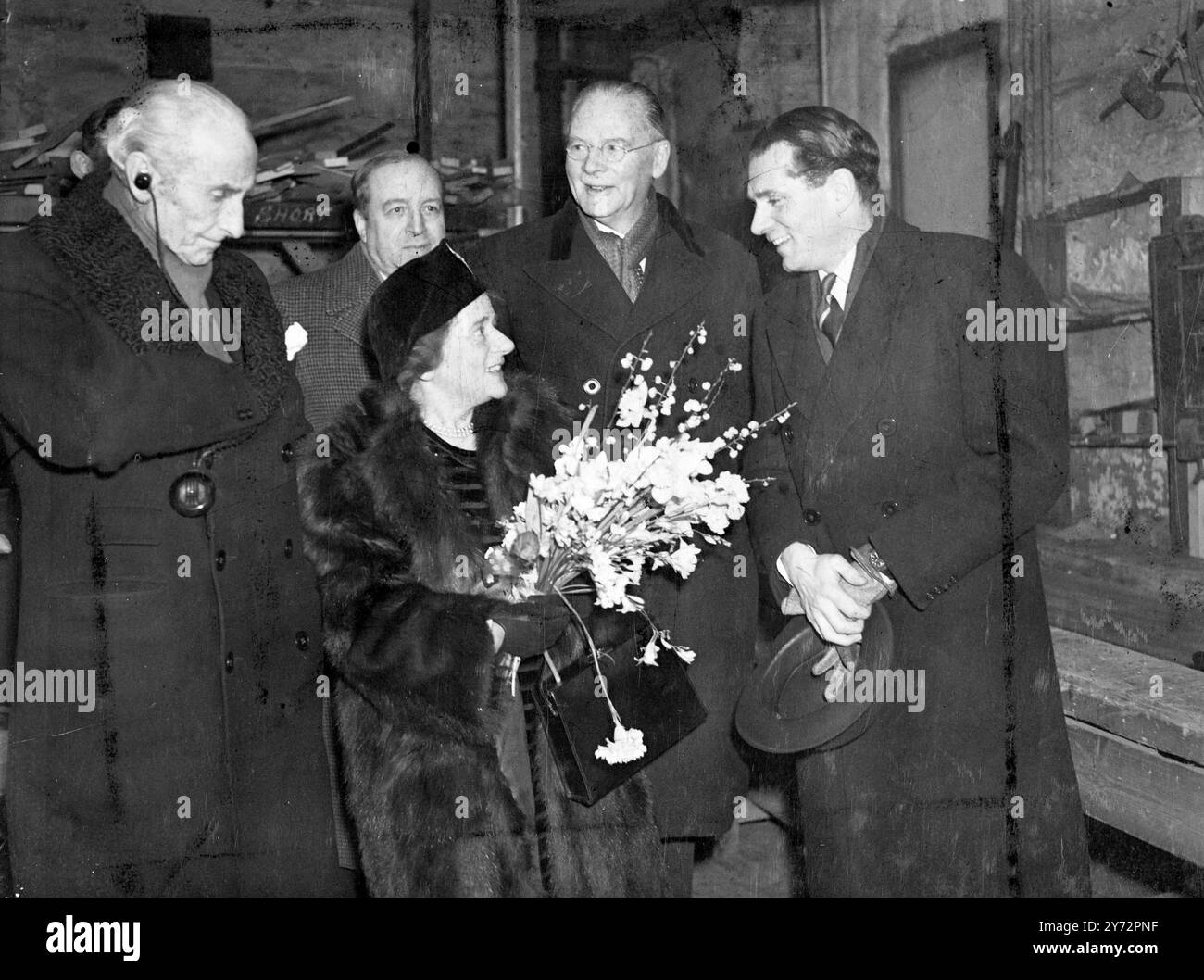 Die alte Vic-Schule wurde eröffnet. Heute, Freitag, eröffnete Miss Ellen Wilkinson, die neu gegründete Old Vic Theatre School, die im ursprünglichen Old Vic Theatre in Waterloo Road, London untergebracht ist. Unter der Leitung der Grundsätze M Michael , St Denis und Glen Byam Shaw werden 70 Studenten, die aus 300 Bewerbern ausgewählt wurden, SET All auf 2 Jahre harte Arbeit zurückgreifen, um alle Bereiche des Schauspiels, des Bühnendesigns und des Bühnenmanagements in ihrem Lehrplan zu studieren. Bei der heutigen Zeremonie. Miss Wilkinson wurde von Lord Lytton, dem Vorsitzenden der Gouverneure des alten Vic, sowie von Herrn Laurance Oliver, einem Gouverneur von Old Vic, empfangen Stockfoto