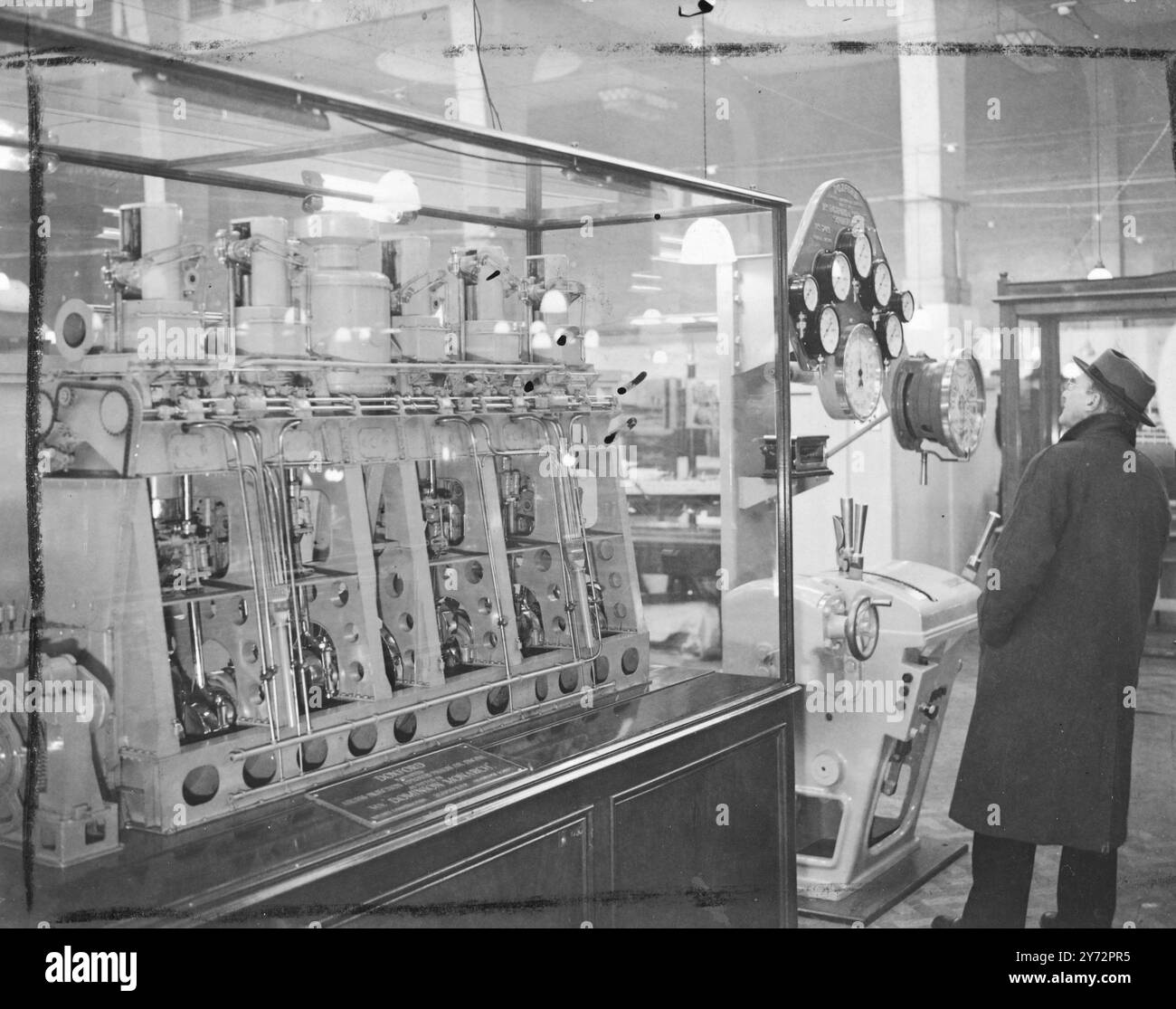 Boote zeigen. Mehr als 1000 Modelle auf 160 Ständen, die sich über eine halbe Meile erstrecken, werden auf der British Shipbuilding and Shipping Exhibition zu sehen sein, die morgen (Dienstag) in der Royal Horticultural Society Hauls in Westminster eröffnet wird. Die Ausstellung, die unter der Schirmherrschaft der "Worshipful Company of Shipwrights" organisiert wird, deren ständiger Meister seine Majestät der König ist, wird 95 % der Schiffbaubetriebe und viele Reedereien im ganzen Land vertreten. Fotoshows, Teil des Messestandes von WM Doxford and Son, zeigen einen Arbeitsmodus Stockfoto