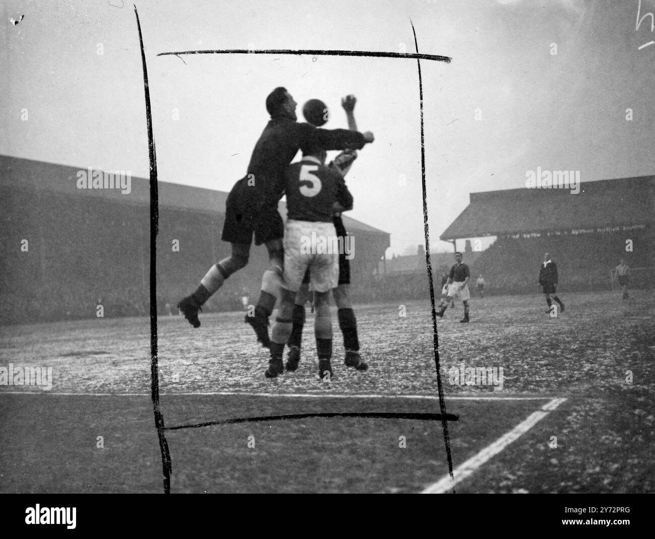 Brentford gegen Leicester City. Brentford traf heute, Samstag, in der vierten Runde des FA Cups in Brentford auf Leicester City. Fotoshows: Joe Calvert, Leicesters Torwart, Len Townsend, Brentfords Mittelstürmer und Johnny Grogan, Leicesters Mittelhälfte oder beim heutigen Spiel zum Ball. 25. Januar 1947 Stockfoto