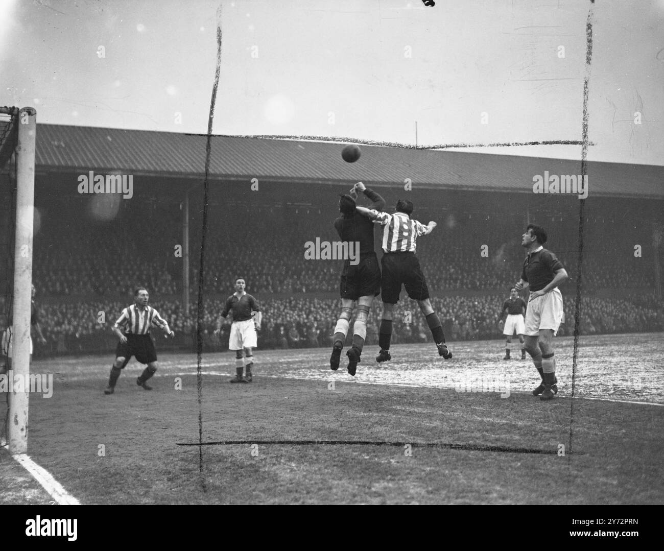 Brentford gegen Leicester City. Brentford traf heute, Samstag, in der vierten Runde des FA Cups in Brentford auf Leicester City. Foto zeigt Joe Calvert, der Torwart von Leicester, der während des heutigen Spiels von Len Townsend, Brentfords Mittelstürmer aus einer Ecke, abprallte. 25. Januar 1947 Stockfoto