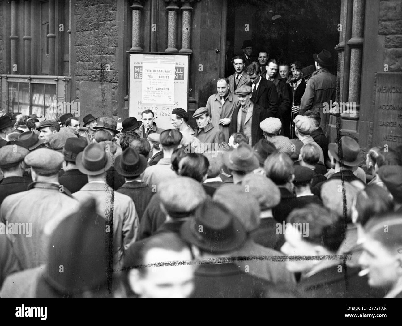 Transportstreik endet. - - Der Londoner Verkehrsstreik, an dem fast 50.000 Lkw-Fahrer, Decker, Staudampfer, Feuerzeuger und Marktträger beteiligt sind, wurde bei der wiederaufgenommenen Sitzung von 700 Streikenden Delegierten mit Arthur Deakin, Generalsekretär der Transport- und General Workers Union, heute (Donnerstag) in der Memorial Hall, Farringdon Street, London, dem wichtigsten es ist bekannt, dass er am Samstag wieder an die Arbeit gehen wird. - Fotoshows, Mitglieder des Streikkomitees, verlassen die Memorial Hall, Farringdon Street, heute Nachmittag nach der Entscheidung, nach wo zurückzukehren Stockfoto