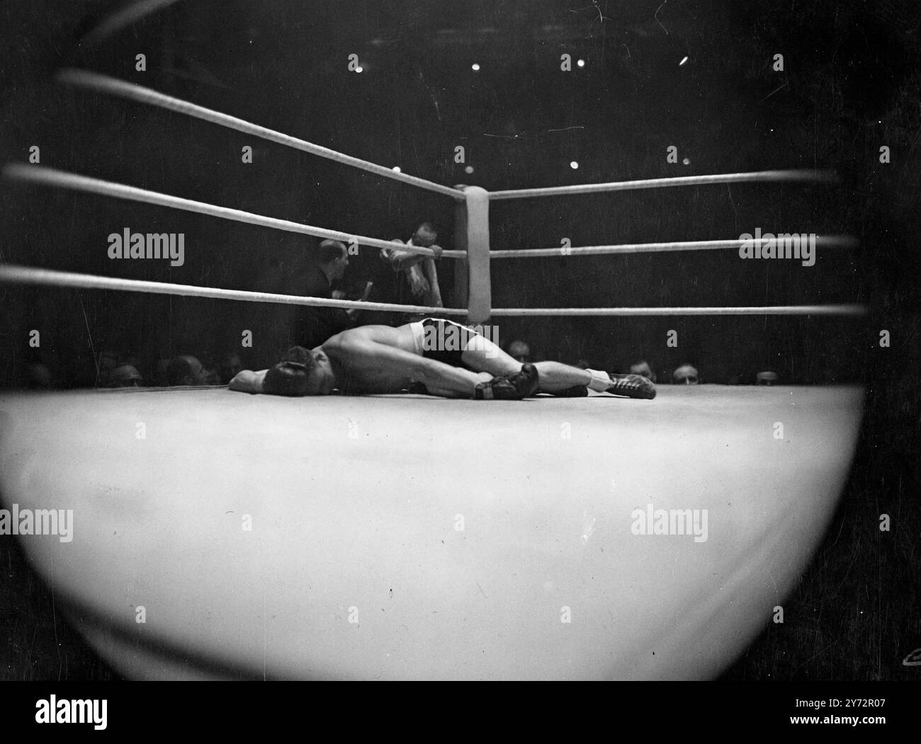 Mills schlägt Quentenmeier in der zweiten Runde aus. Freddie Mills, britischer Leichtschwergewichtsmeister, schlug den niederländischen Champion Willi Quentenmeier in der zweiten Runde des Wettbewerbs in der Royal Albert Hall in London heute Abend, Montag. Foto-Shows, das Ende des niederländischen Champions Willi Quentenmeier, der nach Freddie Mills fertig war, hat ihn heute Abend in der zweiten Runde in der Royal Albert Hall geschlagen. 18. Januar 1947 Stockfoto