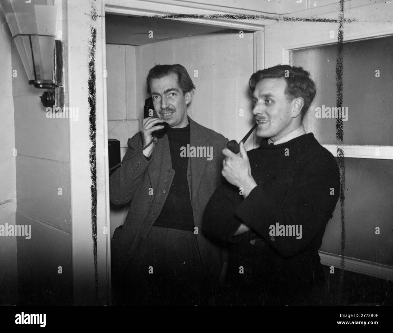 BBC-Männer sind wieder 29 Tage auf dem Sturm-Leuchtturm. Nachdem er 29 Tage im Sturm von Bishop Rock Lighthouse, 7 Meilen von den Scilly Isles, verbracht hatte, wurden BBC-Kommentator Edward Ward und Ingenieur Charles Coombs gestern abgeholt, als der Reliefbogen endlich in die Lage war, den Felsen zu überqueren. Die Männer sind am 20. Zum Leuchtturm gegangen. Dezember, um eine Weihnachtssendung zu machen und sind seither wettergebunden in den 146 Fuß hohen Turm. Aber die Shows Edward Ward (telefonisch) und Charles Coombs fotografierten in St Mary's, Scilly Isles, nach ihrer Rückkehr von 29 Tagen im Bishop Rock Lighthouse. 18 Ja Stockfoto