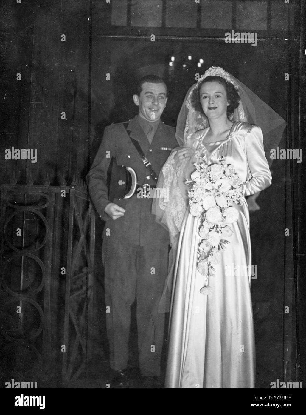 Verheiratet in der Stadt. Major Richard G. C rasch, die Grenadier Guards, älterer Sohn von Brigadier G E C rasch, Gentlemen Usher zum König, war seit 1938 mit Miss Anne Dent Brocklehurst, Winchcombe, Glos, in St. Margaret's lofthbury, London, verheiratet. Fotoshows, die Braut und der Bräutigam verlassen die Kirche nach ihrer Hochzeit, heute Nachmittag, Dienstag. 14. Januar 1947 Stockfoto
