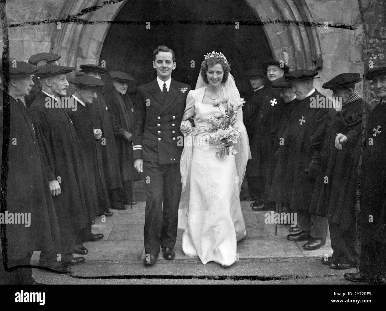 Lt. The Honor J.C. Edmondson, DSC, RN, älterer Sohn von Lord und Lady Sandford, war mit Miss Catherine M Hunt in der Ancient Chapel of St Cross in Winchester verheiratet. Das Bild zeigt: Die Brüder des Krankenhauses von St Cross, älteste Almshouse Englands für die Ehrenwache der Braut und des Bräutigams in der Kapelle von St Cross. 4. Januar 1947 Stockfoto