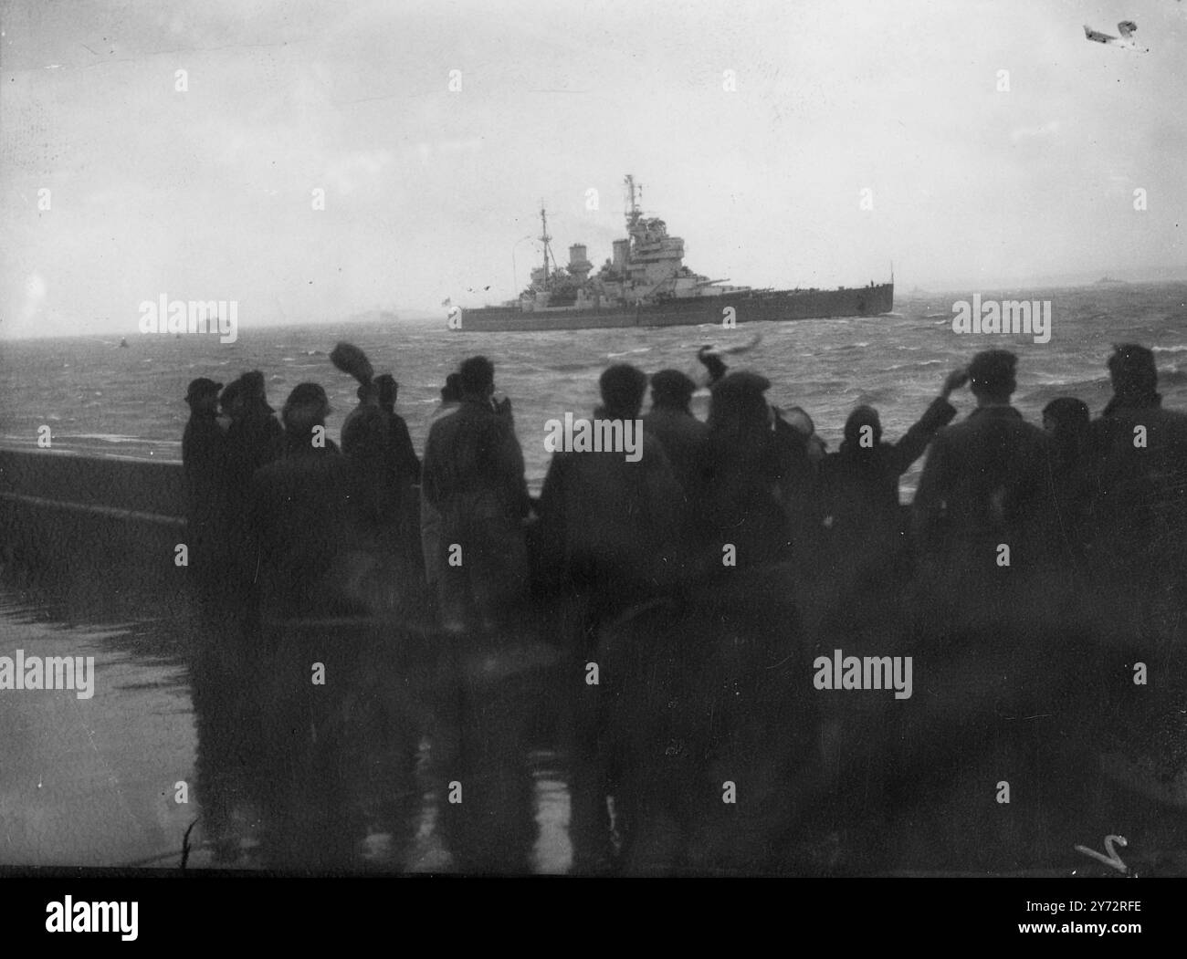 Als das Schlachtschiff Howe heute in Portsmouth eintraf, war sie zum ersten Mal zu Hause, obwohl sie bereits um die Welt und zurück gereist ist. Eines unserer beiden mächtigsten Kriegsschiffe, wurde sie im Norden eingesetzt, von wo aus sie nach Australien segelte, um das erste Flaggschiff von Admiral Sir Frase zu werden, als er zum C in der C. British Pacific Fleet ernannt wurde. Heute führt sie die Flagge von Vizeadmiral Sir A J Power, bis vor kurzem C in der C East Indies Fleet, der nach Hause gekommen ist, um seine Ernennung zum Second Sea Lord und Chief of Naval Staff in der Admiralität anzunehmen. Das Bild zeigt, dass HMS Howe ankommt Stockfoto