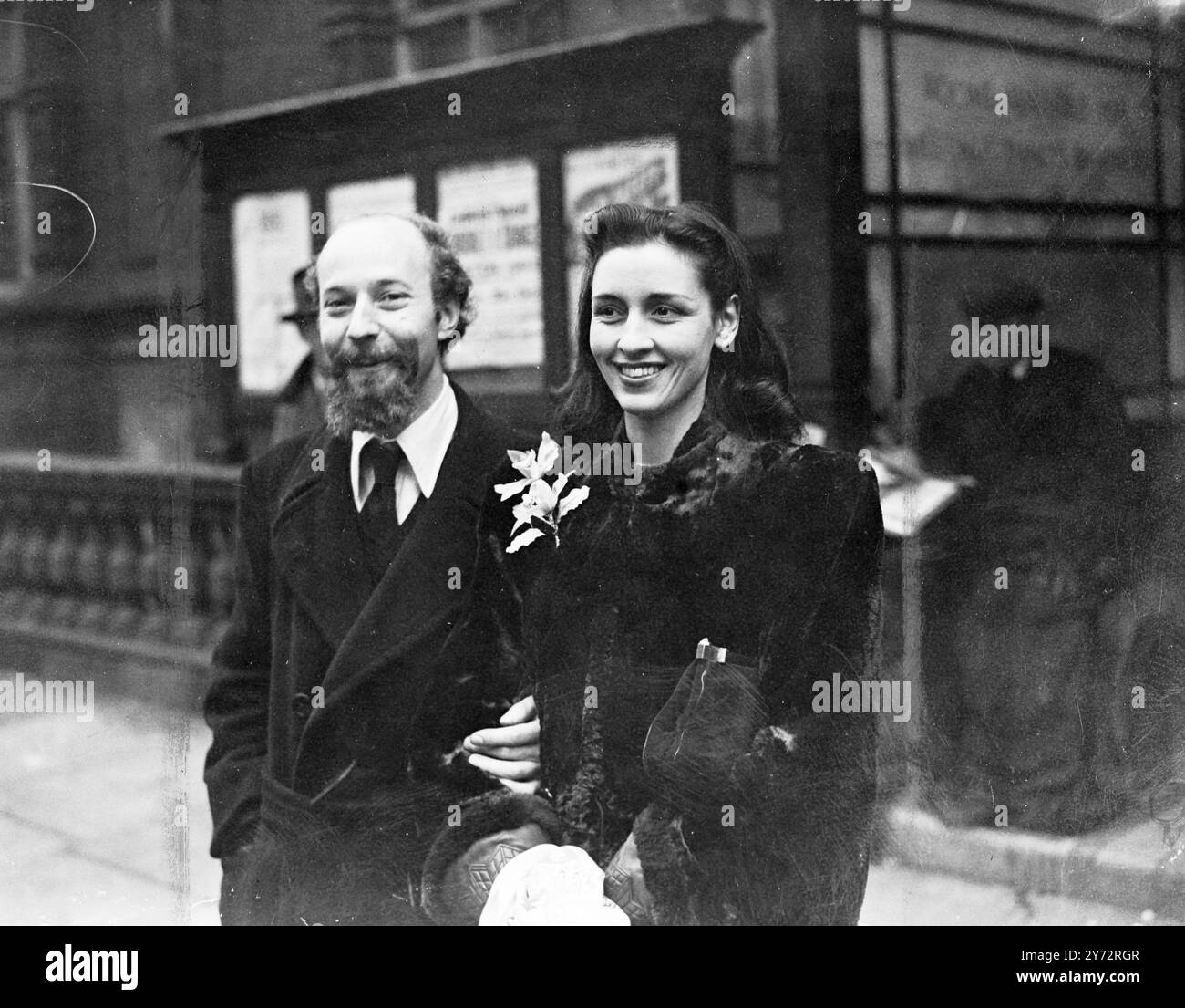 Miss Rosalie Crutchley West End Bühnenschönheit, deren Porträt von R.A.s gemalt und in der Royal Academy gehängt wurde, heiratete in Caxton Hall, Westminster mit Eric Peter Ashmore Baxter und Theaterproduzent. 23. Dezember 1946 Stockfoto