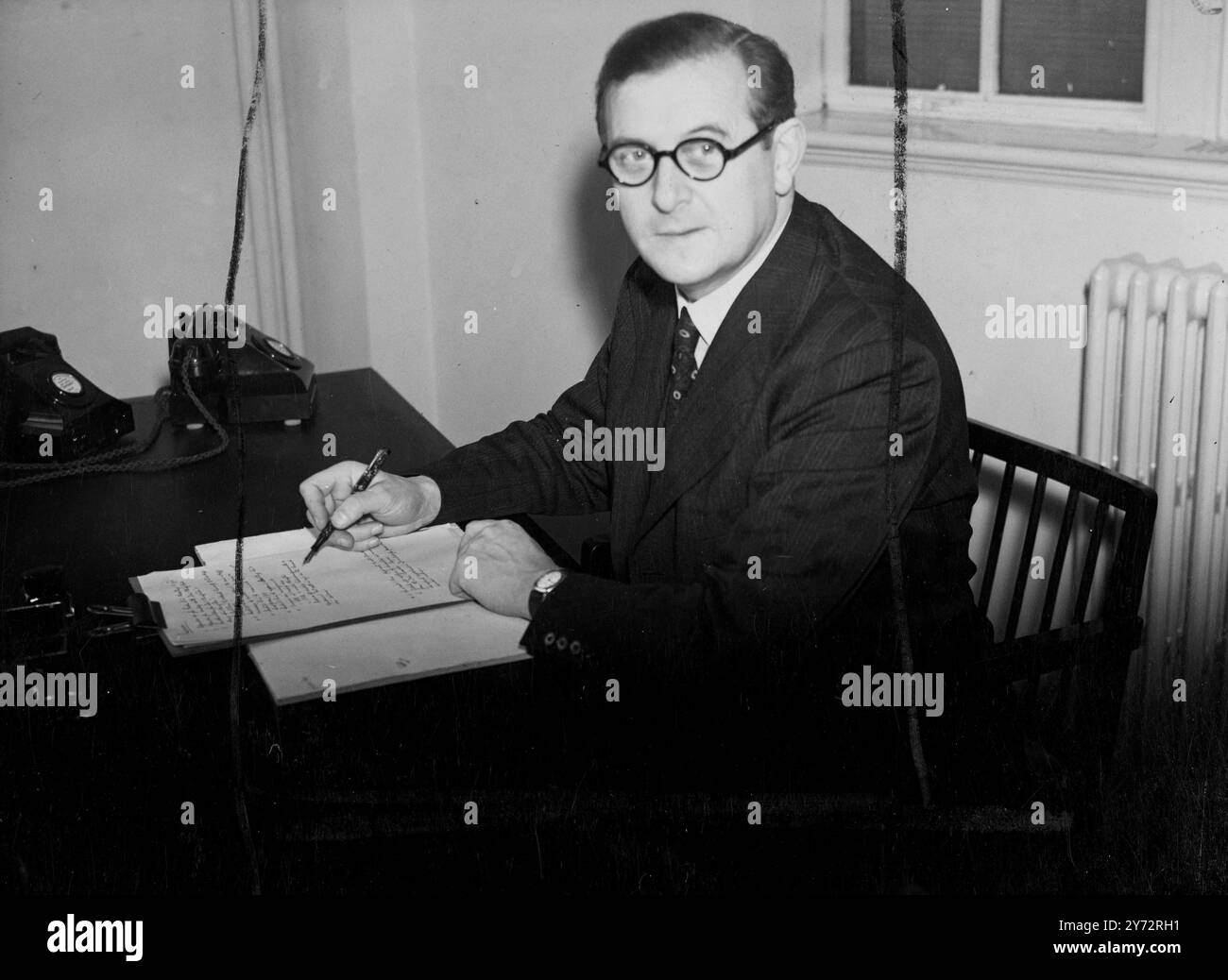 Ein neues Bild von Dr. Idris Jones, Forschungsdirektor des kürzlich gegründeten National Coal Board, der Gruppe von Männern, die für die 1500 britischen Kohleminen verantwortlich sind, die am ersten 5. Januar 1947 in Staatsbesitz kamen Stockfoto