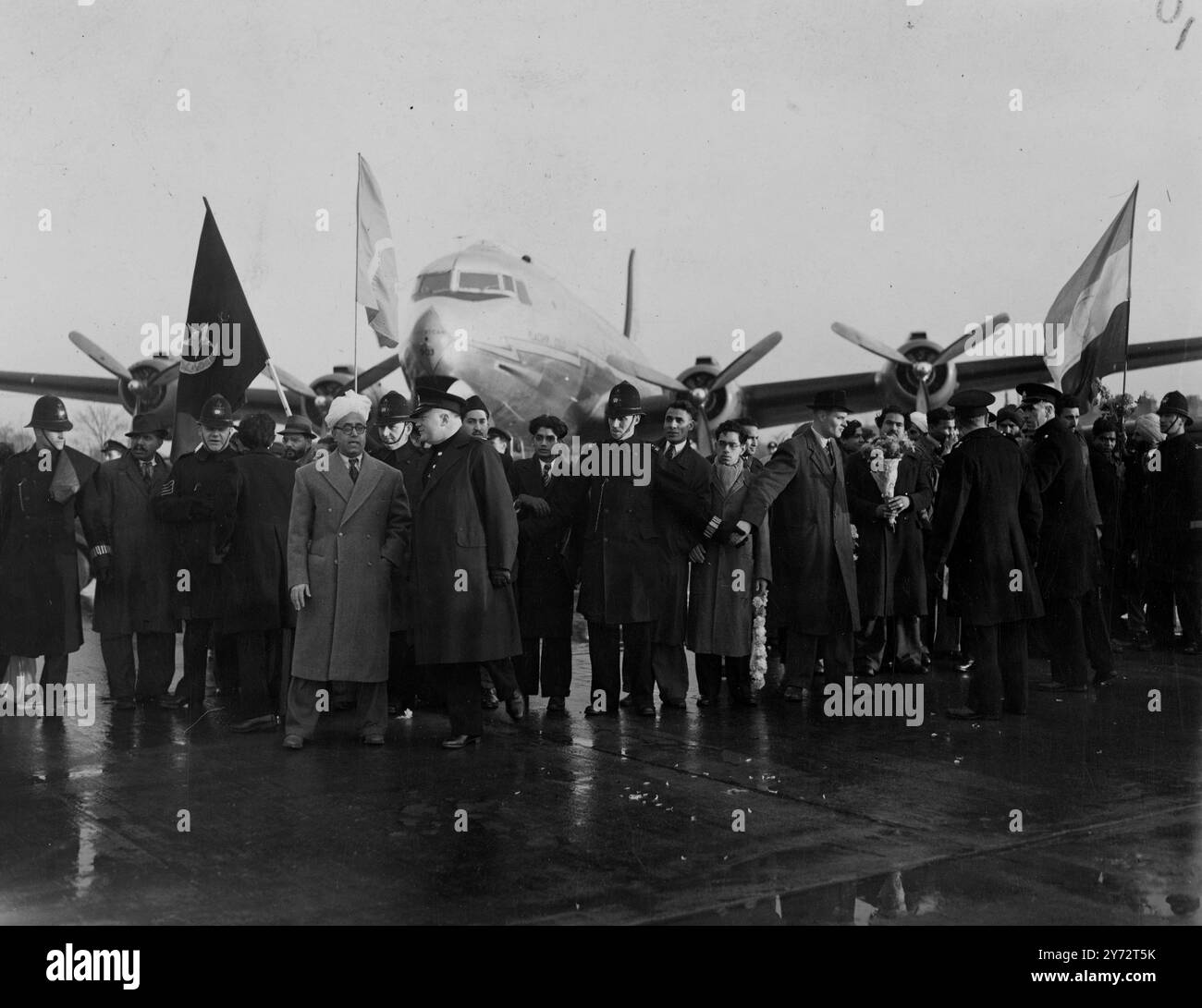 Nachdem er in Malta mit Motorenproblemen festgehalten worden war, trafen Viscount Wavell, der Vizekönig und vier indische Führer am Londoner Flughafen ein, um Gespräche zu führen, von denen die indische Politik der Regierung abhängen könnte. Das Bild zeigt: Als die indischen Führer heute Morgen in Heathrow aus ihrem Flugzeug stiegen, begrüßten sie eine Menge von über 100 Indianern mit winkenden Fahnen und Schreien nach "Pakistan, Pakistan". 3. Dezember 1946 Stockfoto Nachdem er in Malta mit Motorenproblemen festgehalten worden war, trafen Viscount Wavell, der Vizekönig und vier indische Führer am Londoner Flughafen ein, um Gespräche zu führen, von denen die indische Politik der Regierung abhängen könnte. Das Bild zeigt: Als die indischen Führer heute Morgen in Heathrow aus ihrem Flugzeug stiegen, begrüßten sie eine Menge von über 100 Indianern mit winkenden Fahnen und Schreien nach "Pakistan, Pakistan". 3. Dezember 1946 Stockfoto