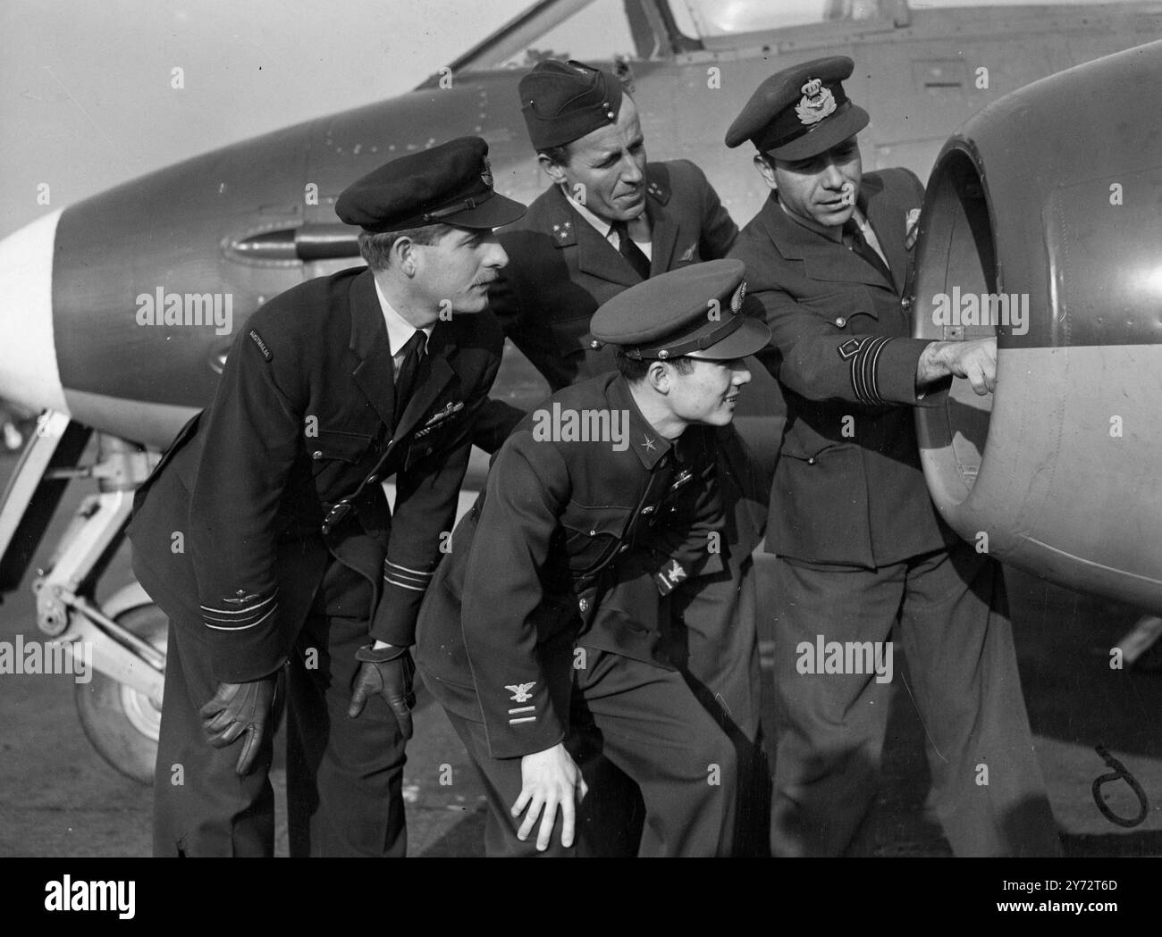 Die Empire Test Pilot School wurde 1943 in Cranfield, Bedford, gegründet und untersteht der Gerichtsbarkeit des Ministeriums für Versorgung und Luftmarschall Sir W. Alec. CORYTON, KBE, CB, MVO, DFC, Controller of Supplies) Studenten aus den USA, Kanada, Australien, Holland, Griechenland, China hat zusammen mit den Piloten der Royal Air Force und Royal Navy den fünften Kurs der Schule hinter sich. Das Bild zeigt: Eine Gruppe internationaler Schüler an der Empire Test Pilot School. Sie sind von links nach rechts: Geschwaderführer K.V.Robertson (Australien), Captain G. Sonderman (Amsterdam) Lt. F.C. Lu (chinesische Luftwaffe), Staffelleade Stockfoto
