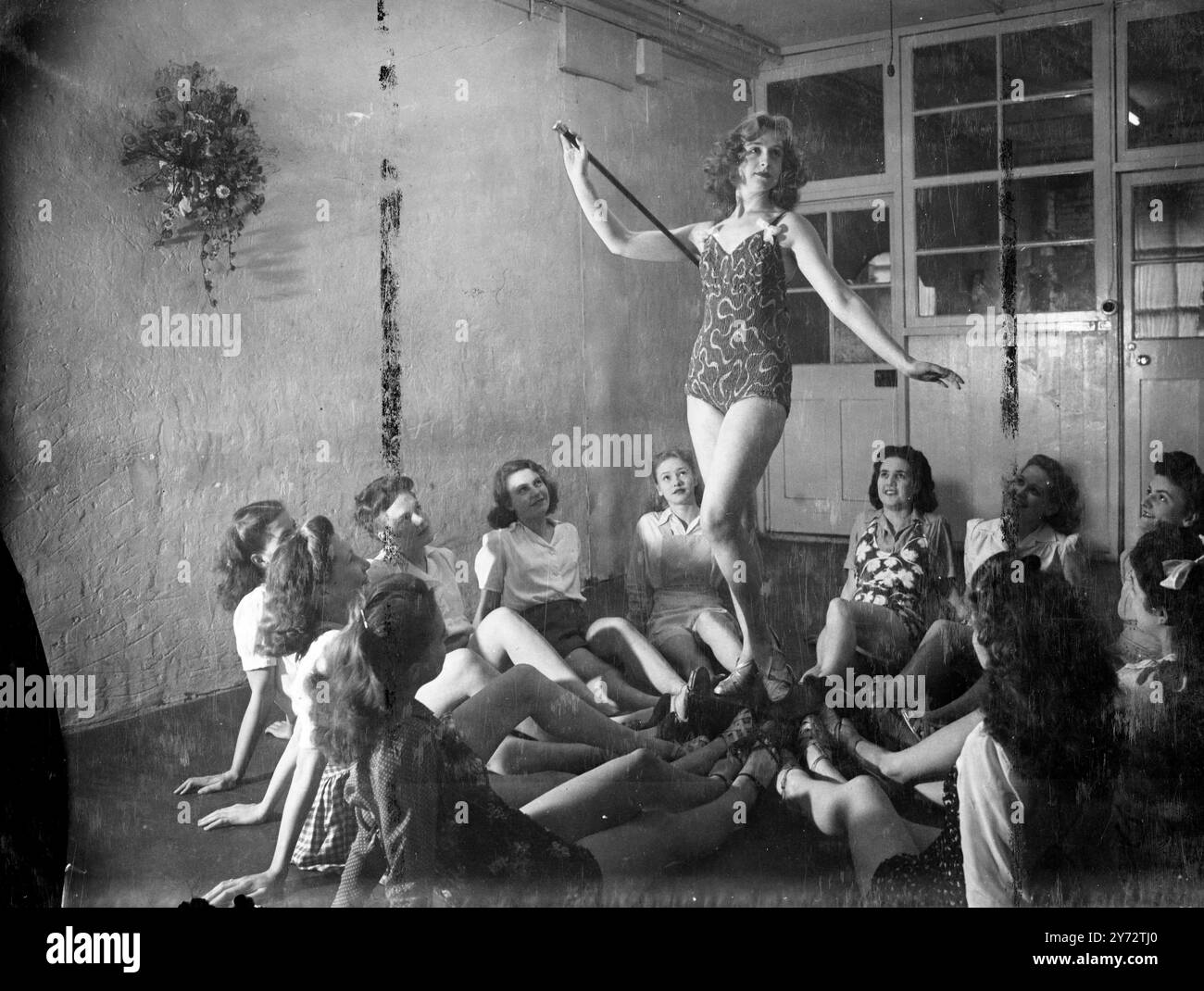 Betty Peacock, 17, geht durch ihre Schritte, beobachtet von anderen Mitgliedern der Besetzung von „Mother Goose“ während einer Probe für die Pantomime im London Casino Theatre am 18. November 1946 Stockfoto