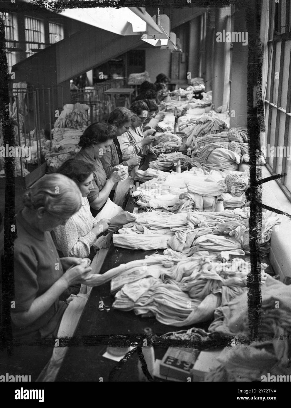 Nylonstrümpfe, die von den Frauen Großbritanniens so lange erwartet werden, werden bis Weihnachten in den Geschäften sein. Die Strumpfwarenindustrie beschäftigt 60.000 Arbeiter und ist auf dem Weg, Nylons in Menge auf den Markt zu bringen, und die Vorräte werden nach dem ersten Dezember erscheinen. Das Bild zeigt: Eine geschäftige Szene in der Nottingham-Fabrik von I & R Morley. 13. November 1946 Stockfoto