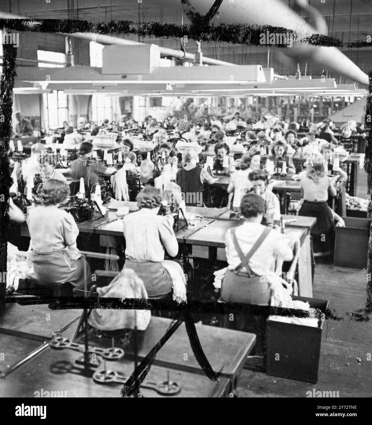 Nylonstrümpfe, die von den Frauen Großbritanniens so lange erwartet werden, werden bis Weihnachten in den Geschäften sein. Die Strumpfwarenindustrie beschäftigt 60.000 Arbeiter und ist auf dem Weg, Nylons in Menge auf den Markt zu bringen, und die Vorräte werden nach dem ersten Dezember erscheinen. Das Bild zeigt: Eine geschäftige Szene in der Nottingham-Fabrik von I & R Morley. 13. November 1946 Stockfoto