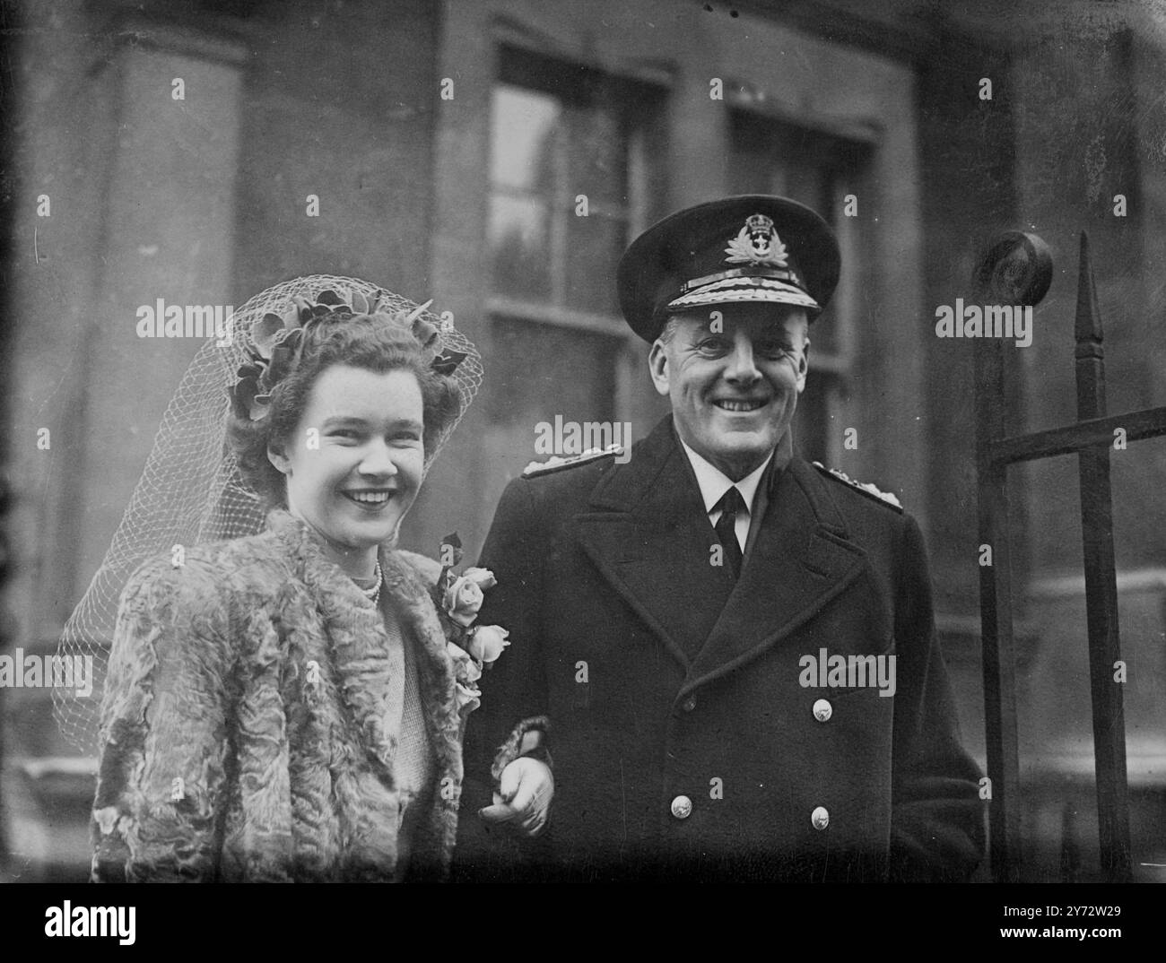 Vizeadmiral Ouglas Blake Fisher, 55 Jahre alter Lord der Vierten See, war heute (Donnerstag) im Chelsea Registry Office mit Miss Anne McKay verheiratet. Vizeadmiral Fisher, der die HMS Warspite beim Sieg über die italienische Flotte kommandierte, erhielt die IBE in New Yorks Ehren. Er lernte Miss McKay kennen, als sie in der Dmiralty als Kurzschriftschreiberin arbeitete. Fotoshows, die Braut und der Bräutigam gehen nach der Zeremonie im Chelsea Registry Office. 3. Januar 1946 Stockfoto
