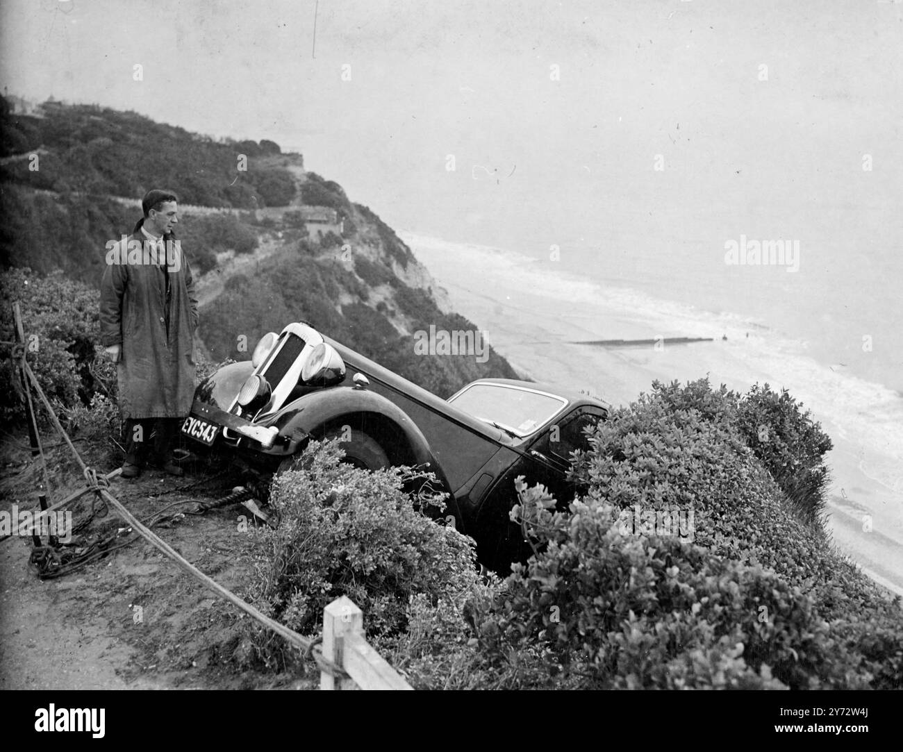 Als dieser Daimler-Wagen versehentlich über der East Cliff in Bournemouth umgefahren wurde, hatten die beiden älteren Insassen Mr. Und Mrs. Edwards eine bemerkenswerte Flucht. Das Auto traf auf einen kleinen Sträucher auf der Spitze der 250 Fuß hohen Klippe und wurde vor dem Absturz auf die darunter liegende Esplanade gerettet. Das Bild zeigt: Die Karte steckte gegen den Sträucher, was verhinderte, dass er 250 Meter in die Zerstörung stürzte. 30. Oktober 1946 Stockfoto