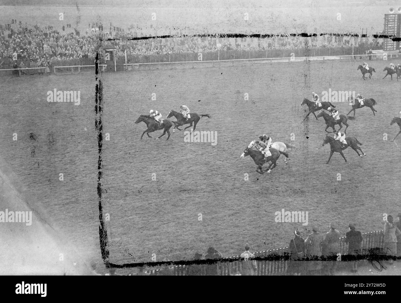 Mit einem Rekordgewicht von 9 Pfund gewann der französische Hengst Sayani, der Madame J. Lieux gehörte und von W. Johnstone geritten wurde, die Cambridgeshire Stakes in Newmarket. Es war das 19. Rennen, das von den französischen Pferden und Großbritannien gewonnen wurde. Das Bild zeigt: Das Ziel der Cambridgeshire in Newmarket Sayani ist der erste, mit Claro (Nr. 12) und Toronto (grau), Langton Abbott (Nr. 2), French Toy (Nr. 28), Grand Duke (Nr. 31) Whitehall (Nr. 23) und Daily Double (Nr. 15). 30. Oktober 1946 Stockfoto