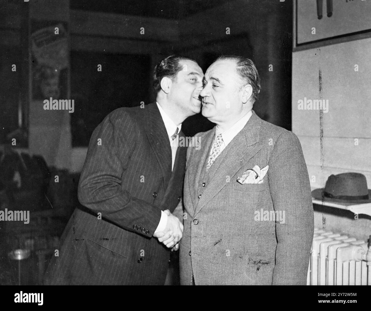 Der weltberühmte Opernsänger Benjamino Gigli (rechts) wurde bei seiner Ankunft in Croydon von Signore di Costanza von der San Carlo Opera Company begrüßt. Gigli tritt mit Begleitung auf einer Tour in England auf. 31. Oktober 1946 Stockfoto