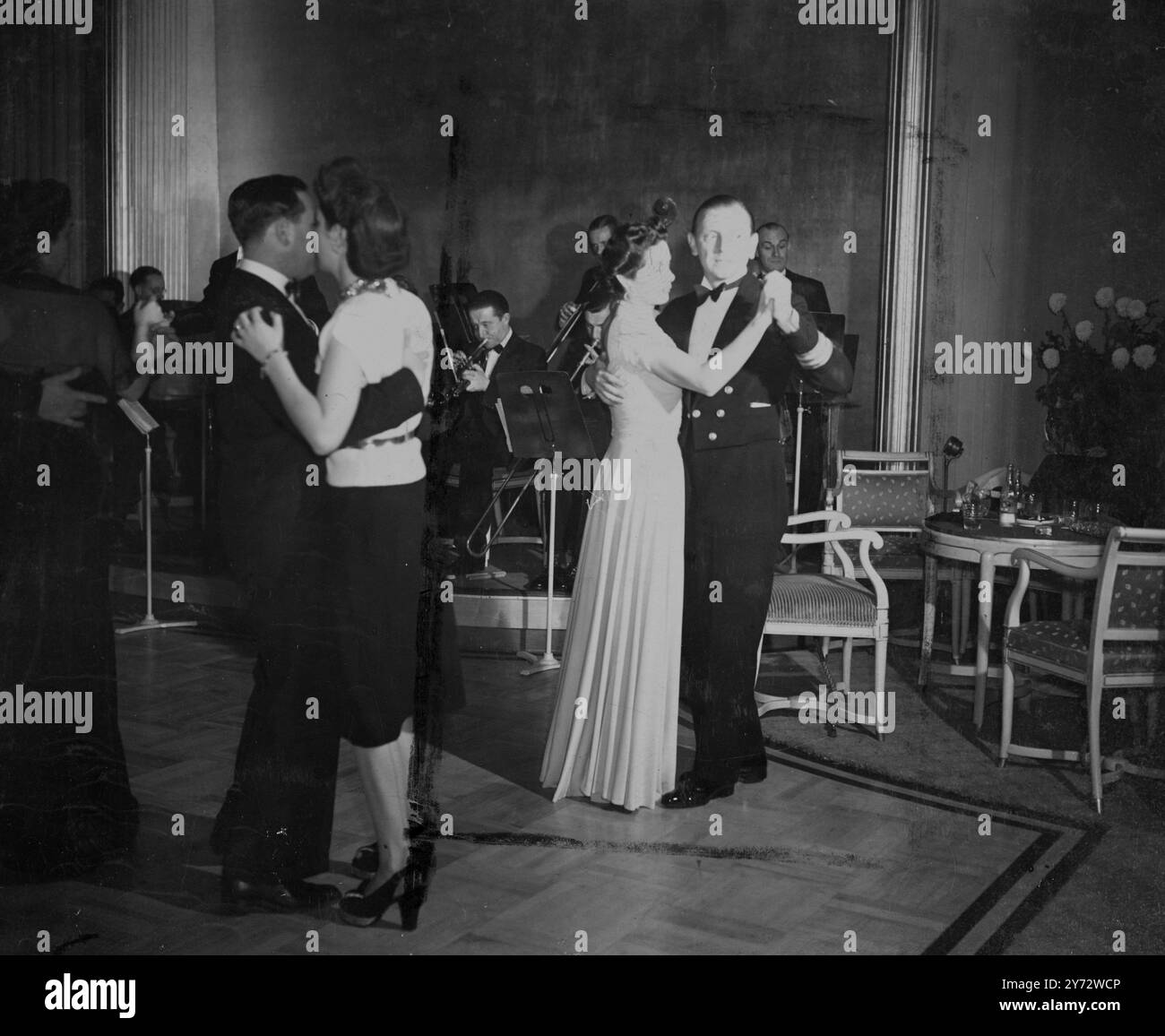 Passagiere auf der Jungfernfahrt des Luxusschiffes der HMS „Queen Elizabeth“, die mit ihren Partnern auf der Tanzfläche bei einem Ball an Bord des Schiffes tanzen. 23. Oktober 1946 Stockfoto