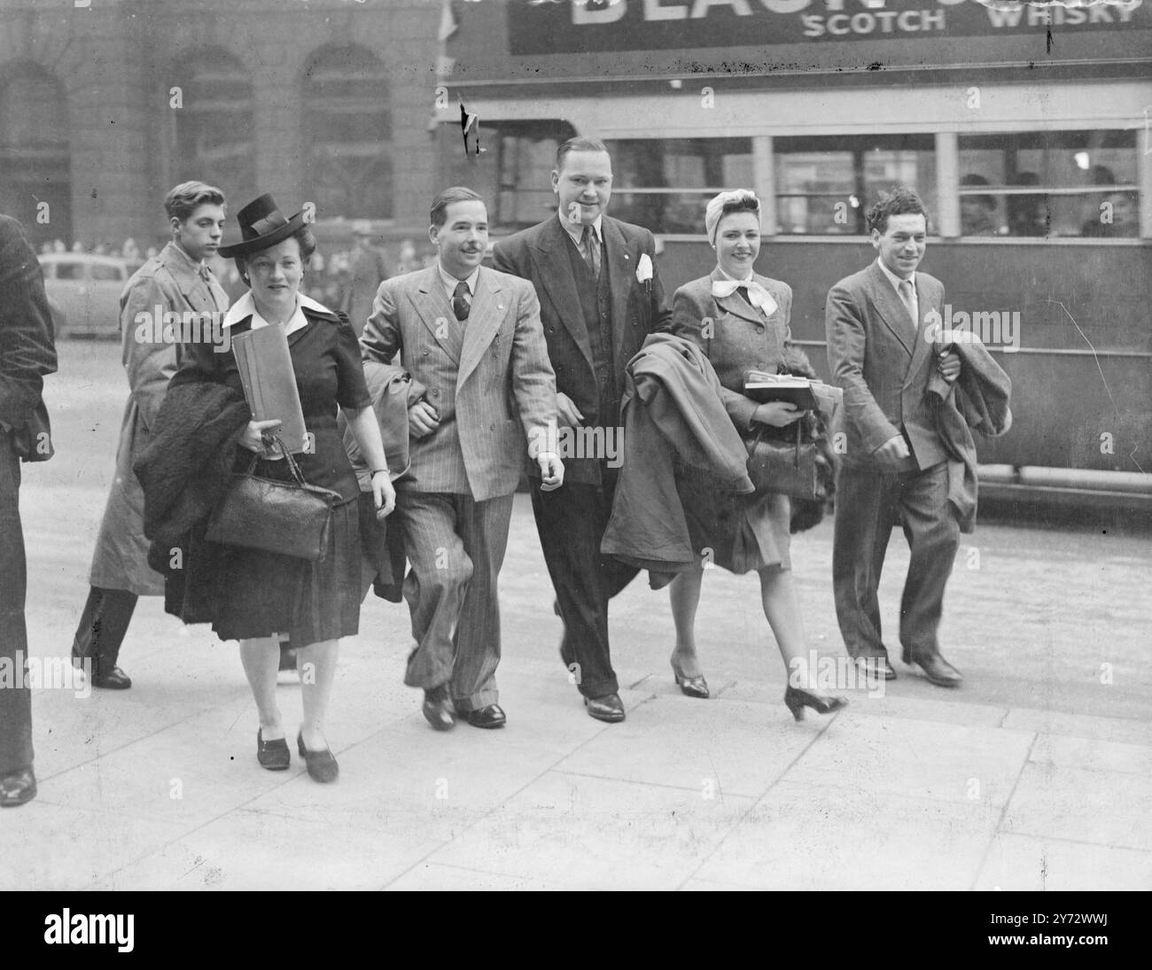 Herr Arthur Lewis, M.P., Herr Arturo Ravera und Herr Francesco Piazza, die in einer im Namen der Savoy Hotel, Ltd. Erteilten einstweiligen Anordnung im Zusammenhang mit dem London Hotel Strike benannt wurden, sollten vor dem High Court erscheinen. Foto zeigt von links nach rechts: Frau Lewis, Herr Arturo Ravera, Herr Arthur Lewis, Herr M.P., und ganz rechts Mr. Francesco Piazza, fotografiert in London. 14. Oktober 1946 Stockfoto