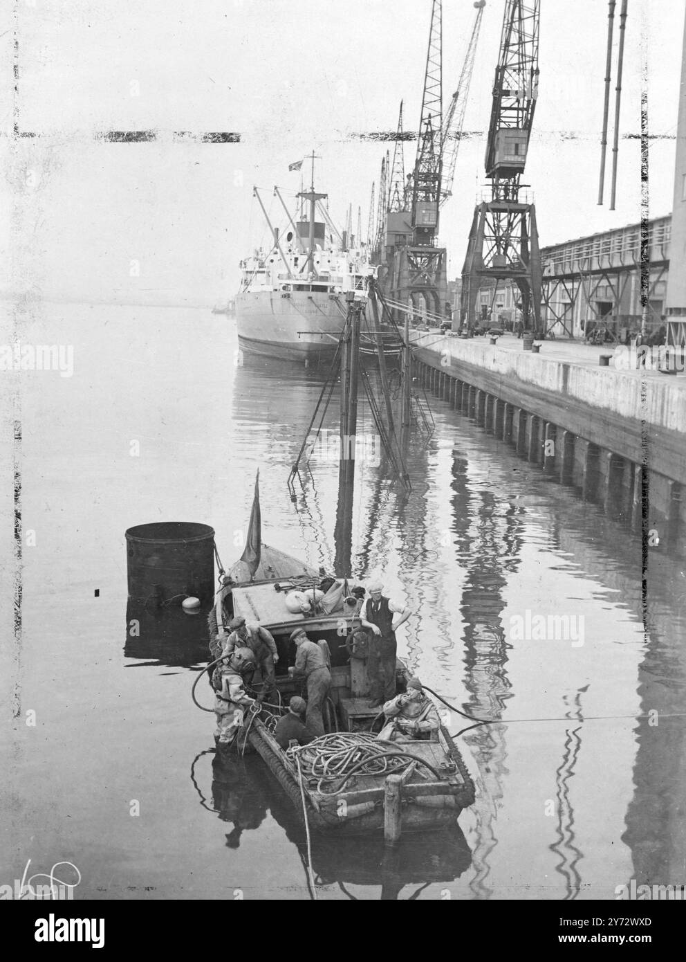 Ein Taucher geht heute Morgen nach Southampton, um das Wrack des Frachtschiffes Fluor zu untersuchen, das vor kurzem in ihrem bert im New Dock von der P an Do versenkt wurde. Linienschiff Strathnaver, als das letzte Schiff nach London segelte. Der Fluor ging in acht Minuten runter. 14. Oktober 1946 Stockfoto