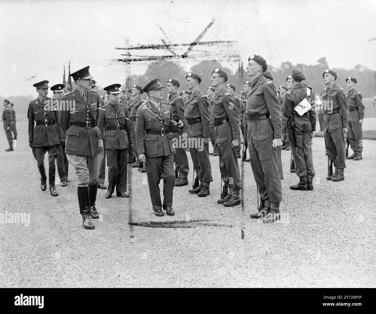 Das Ende einer alten Ära der militärischen Ausbildung und die Geburt einer neuen wurde in Sandhurst markiert, als die Militärakademie ihre letzte Ohnmacht-Parade abhielt. Ab Januar wird das College zur Royal Military Academy, wo 400 Kadetten innerhalb eines Jahres auf 1500 aufsteigen, obwohl sie die neue britische Armee nach den Plänen des Chief of the Imperial Gen Staff, Feldmarschall Viscount Montgomery, führen sollten. Das Bild zeigt: Der Adjutant General Lt. General Sir R.N. O'Connor, K.C.B., C.B., D.S.O., inspiziert Kadetten bei der letzten Ohnmacht-Parade des Royal Military College, Sandhurst. 17. Oktober 1946 Stockfoto