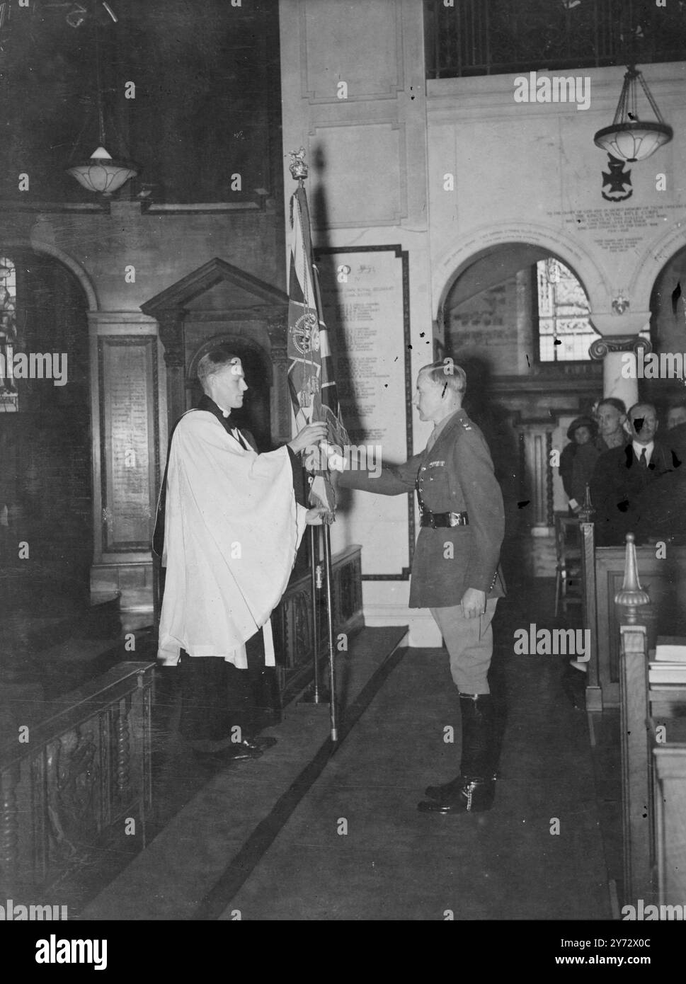 Das Ende einer alten Ära der militärischen Ausbildung und die Geburt einer neuen wurde in Sandhurst markiert, als die Militärakademie ihre letzte Ohnmacht-Parade abhielt. Ab Januar wird das College zur Royal Military Academy, wo 400 Kadetten innerhalb eines Jahres auf 1500 aufsteigen, obwohl sie die neue britische Armee nach den Plänen des Chief of the Imperial Gen Staff, Feldmarschall Viscount Montgomery, führen sollten. Sir William V. Makins übergibt die R.M.C. Farben während der Auflegezeit in der Collegekapelle an den R.V. Hugh Blackburne. - 17. Oktober 1946 Stockfoto