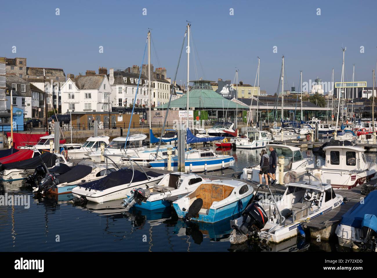 Barbican-Viertel am Wasser in Plymouth, von wo aus man die kleinen Boote in Sutton Harbour, Devon, England, Großbritannien überblickt Stockfoto