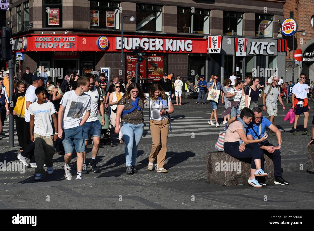 Kopenhagen, Dänemark - 31. Juli 2024: Ein Volk in der Nähe des Burger King und des KFC Fast Food Restaurants im Zentrum von Kopenhagen. Stockfoto