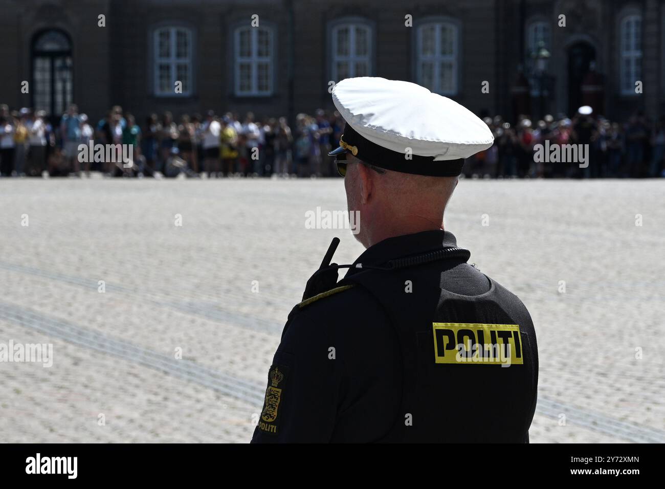 Kopenhagen, Dänemark - 1. August 2024: Ein Polizist in der Nähe des Palastes Amalienborg in Kopenhagen. Stockfoto