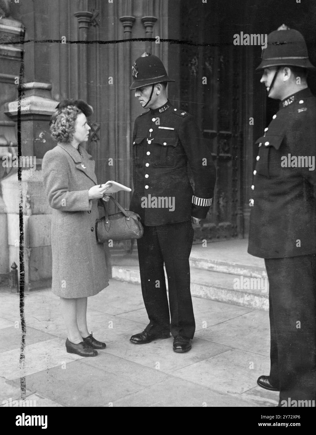 Das Parlament versammelt sich mit dem neuen Kriegsminister F. J. Bellenger und gibt eine Erklärung zu den Verurteilungen ab, die 243 Mann des 13. Fallschirmregiments wegen Meuterei in Malaya durch ein Kriegsgericht verhängt wurden. Tausende von Unterschriften zu Petitionen gegen die Verurteilungen wurden an Westminster geschickt, um ihn zu unterbreiten. Einer der Vertreter von Manchester war Frau Jean Smith (links) Ehefrau eines der verurteilten Fallschirmjäger will Stop, dass sie 35.000 Unterschriften sammelte. 8. Oktober 1946 Stockfoto