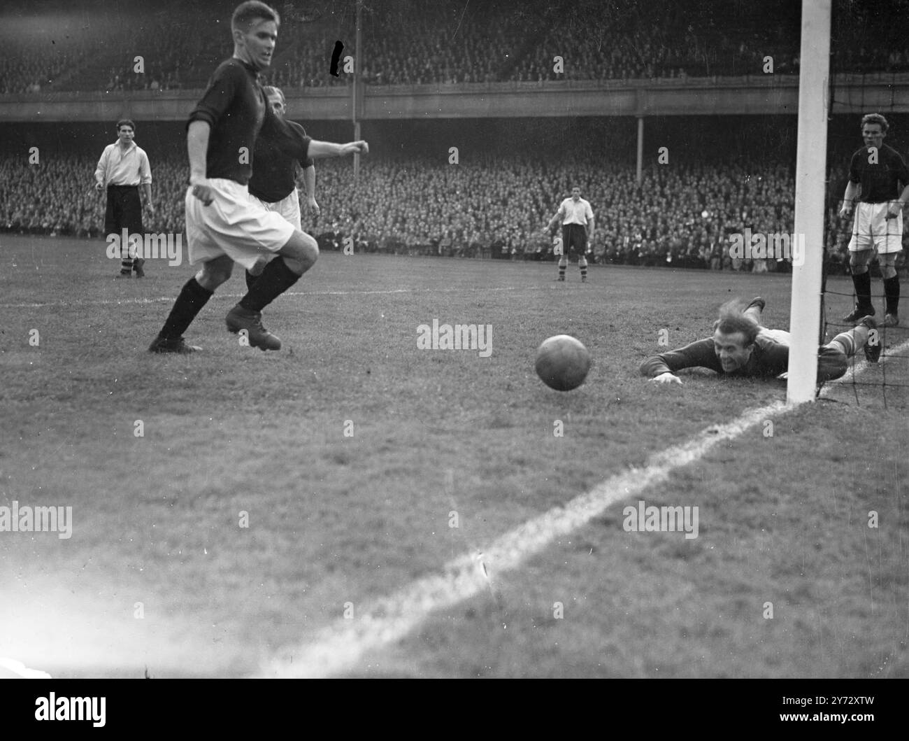 Die tschechoslowakische Fußballmeisterschaft Sparta A. C, eröffnete ihre Tour heute Nachmittag mit einem Spiel gegen das Arsenal in Highbury. Das Bild zeigt: George Zastera, linker Rücken und Kapitän von Sparta, übergibt einen Stab an den Mann, von Arsenal, vor dem Spiel in Highbury heute Nachmittag. 2. Oktober 1946 Stockfoto