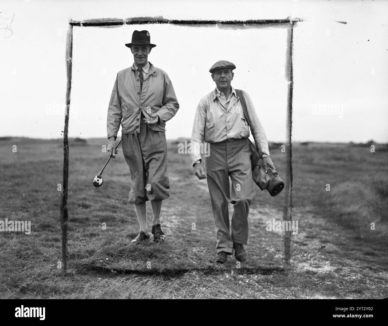 Ein Kampf um die Vorherrschaft zwischen der Royal Navy und der R.A.F. fand heute im Hayling Golf Club in der Nähe von Havant, Hants, statt. Anlass war ein heftig umkämpftes Golfspiel zwischen Admirals und Air Marshals. Die Bilder zeigen: Admiral Sir Henry D. Fridham Wippell (links) mit seinem Gegner Air Chief Marshal Sir Philip Joubert. 25. September 1946 Stockfoto