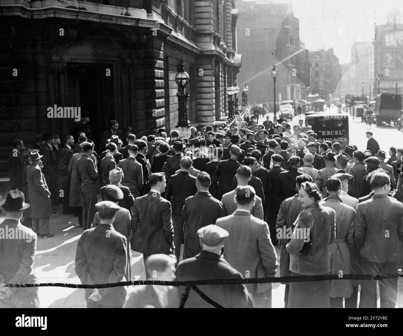 Die fünf Führer der Kommunistischen Partei, die am Samstagabend verhaftet und angeklagt wurden, sich mit anderen verschworen zu haben, um Personen zur Anstachelung des Passes anzustacheln, und die Beilegung und Beilegung solcher Trusts Pass, erschienen heute Morgen vor den Magistraten der Bow Street. Angeklagt wurden: Cllr EF Bramley, Sekretär des Londoner Bezirks der Kommunistischen Partei und Mitglied des LCC, Cllr Gabriel Carritt, kommunistisches Mitglied des stadtrates von Westminster, Cllr Maurice Rosen, kommunistisches Mitglied des Stepney Borough Council, Stanley Henderson, Sekretär der Herzogin von Bedford 'Squatters' und Miss Joyce Alergant, Gemeindemitglied Stockfoto