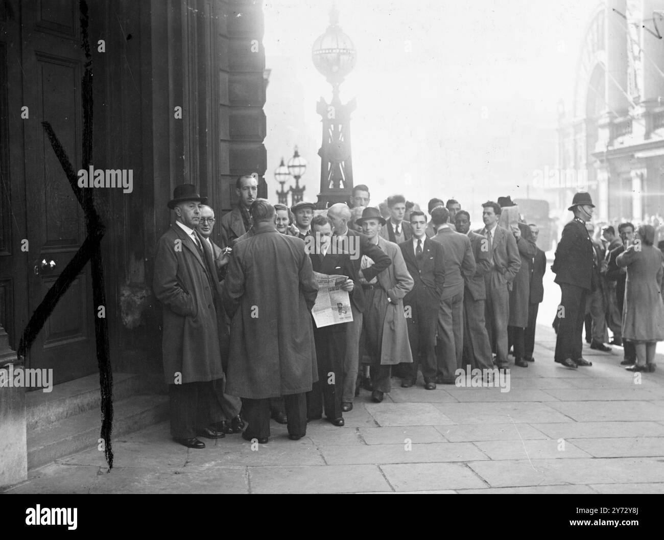 Die fünf Führer der Kommunistischen Partei, die am Samstagabend verhaftet und angeklagt wurden, sich mit anderen verschworen zu haben, um Personen zur Anstachelung des Passes anzustacheln, und die Beilegung und Beilegung solcher Trusts Pass, erschienen heute Morgen vor den Magistraten der Bow Street. Angeklagt wurden: Cllr EF Bramley, Sekretär des Londoner Bezirks der Kommunistischen Partei und Mitglied des LCC, Cllr Gabriel Carritt, kommunistisches Mitglied des stadtrates von Westminster, Cllr Maurice Rosen, kommunistisches Mitglied des Stepney Borough Council, Stanley Henderson, Sekretär der Herzogin von Bedford 'Squatters' und Miss Joyce Alergant, Gemeindemitglied Stockfoto