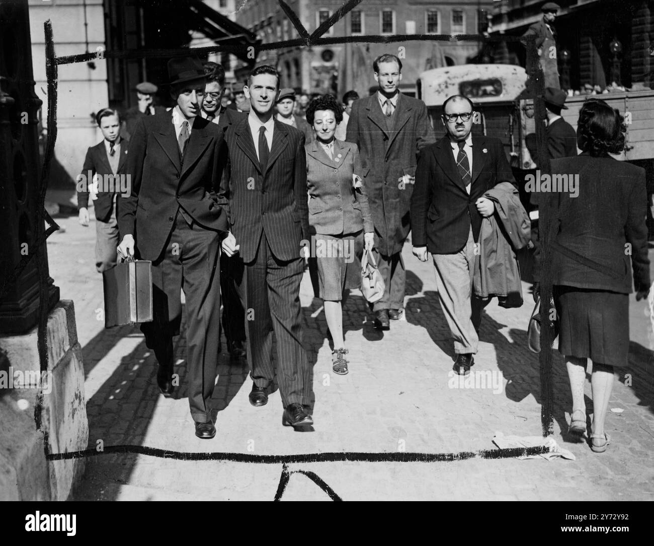 Die fünf Führer der Kommunistischen Partei, die am Samstagabend verhaftet und angeklagt wurden, sich mit anderen verschworen zu haben, um Personen zur Anstachelung des Passes anzustacheln, und die Beilegung und Beilegung solcher Trusts Pass, erschienen heute Morgen vor den Magistraten der Bow Street. Angeklagt wurden: Cllr EF Bramley, Sekretär des Londoner Bezirks der Kommunistischen Partei und Mitglied des LCC, Cllr Gabriel Carritt, kommunistisches Mitglied des stadtrates von Westminster, Cllr Maurice Rosen, kommunistisches Mitglied des Stepney Borough Council, Stanley Henderson, Sekretär der Herzogin von Bedford 'Squatters' und Miss Joyce Alergant, Gemeindemitglied Stockfoto