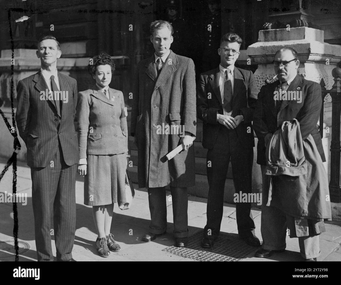 Die fünf Führer der Kommunistischen Partei, die am Samstagabend verhaftet und angeklagt wurden, sich mit anderen verschworen zu haben, um Personen zur Anstachelung des Passes anzustacheln, und die Beilegung und Beilegung solcher Trusts Pass, erschienen heute Morgen vor den Magistraten der Bow Street. Angeklagt wurden: Cllr EF Bramley, Sekretär des Londoner Bezirks der Kommunistischen Partei und Mitglied des LCC, Cllr Gabriel Carritt, kommunistisches Mitglied des stadtrates von Westminster, Cllr Maurice Rosen, kommunistisches Mitglied des Stepney Borough Council, Stanley Henderson, Sekretär der Herzogin von Bedford 'Squatters' und Miss Joyce Alergant, Gemeindemitglied Stockfoto