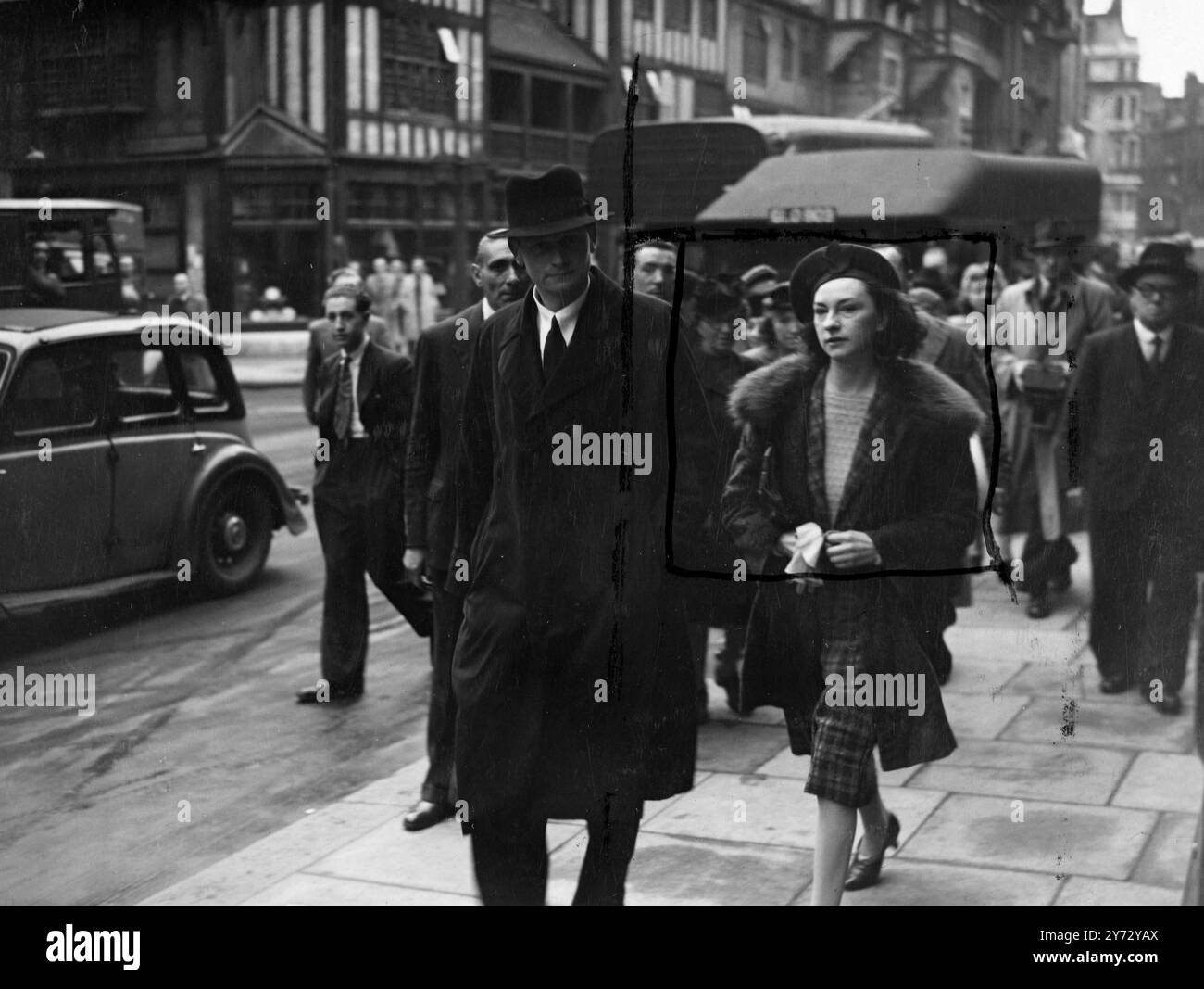 Lady Elizabeth Roberts, die einzige Tochter des sechsten Marquess of Townsend, erschien heute in der Marlborough Street, wegen des Diebstahls von Haushaltsartikeln. Die Anklage wurde von ihrer Mutter, der Marchioness der Witwe von Townsend, bevorzugt. Ein Mann wird auch beschuldigt. 23. September 1946 Stockfoto