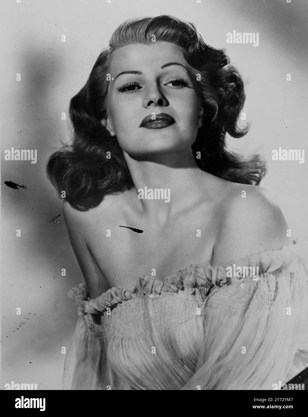 Marguerita Carmen Cansino, besser bekannt als Rita Hayworth, Columbia Picture Style, ist eine halbe Lateinin aus Manhattan, die am 17. Oktober 1918 in New York City geboren wurde. Ihr Vater war Tänzer aus Sevilla und ihre Mutter und Schauspielerin aus Washington, DC, begann Rita mit ihrem Vater im Alter von 4 Jahren zu tanzen und gab ihr modisches Debüt mit ihm mit 6. Das Bild zeigt: Ein neues Bild von Rita Hayworth 'Off-Set' in den Columbia Studios, Hollywood. 8. September 1946 Stockfoto Marguerita Carmen Cansino, besser bekannt als Rita Hayworth, Columbia Picture Style, ist eine halbe Lateinin aus Manhattan, die am 17. Oktober 1918 in New York City geboren wurde. Ihr Vater war Tänzer aus Sevilla und ihre Mutter und Schauspielerin aus Washington, DC, begann Rita mit ihrem Vater im Alter von 4 Jahren zu tanzen und gab ihr modisches Debüt mit ihm mit 6. Das Bild zeigt: Ein neues Bild von Rita Hayworth 'Off-Set' in den Columbia Studios, Hollywood. 8. September 1946 Stockfoto
