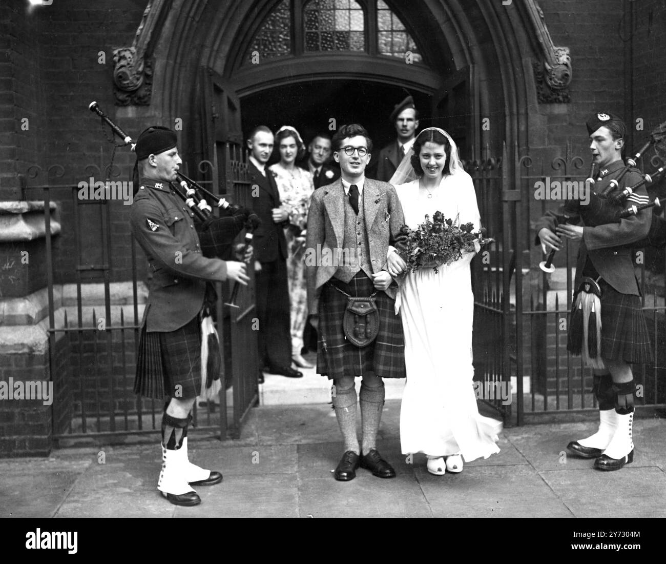 George Sutherland Fraser aus Aberdeen war mit Eileen Lucy Andrews aus Leeds in der St. Andrews Church, Park will, Chelsea verheiratet. Die Braut und ihr Vater wurden von zwei Pipern des Kadettenkorps der schottischen Westminster-Armee zur Kirche geleitet. 30. August 1946 Stockfoto